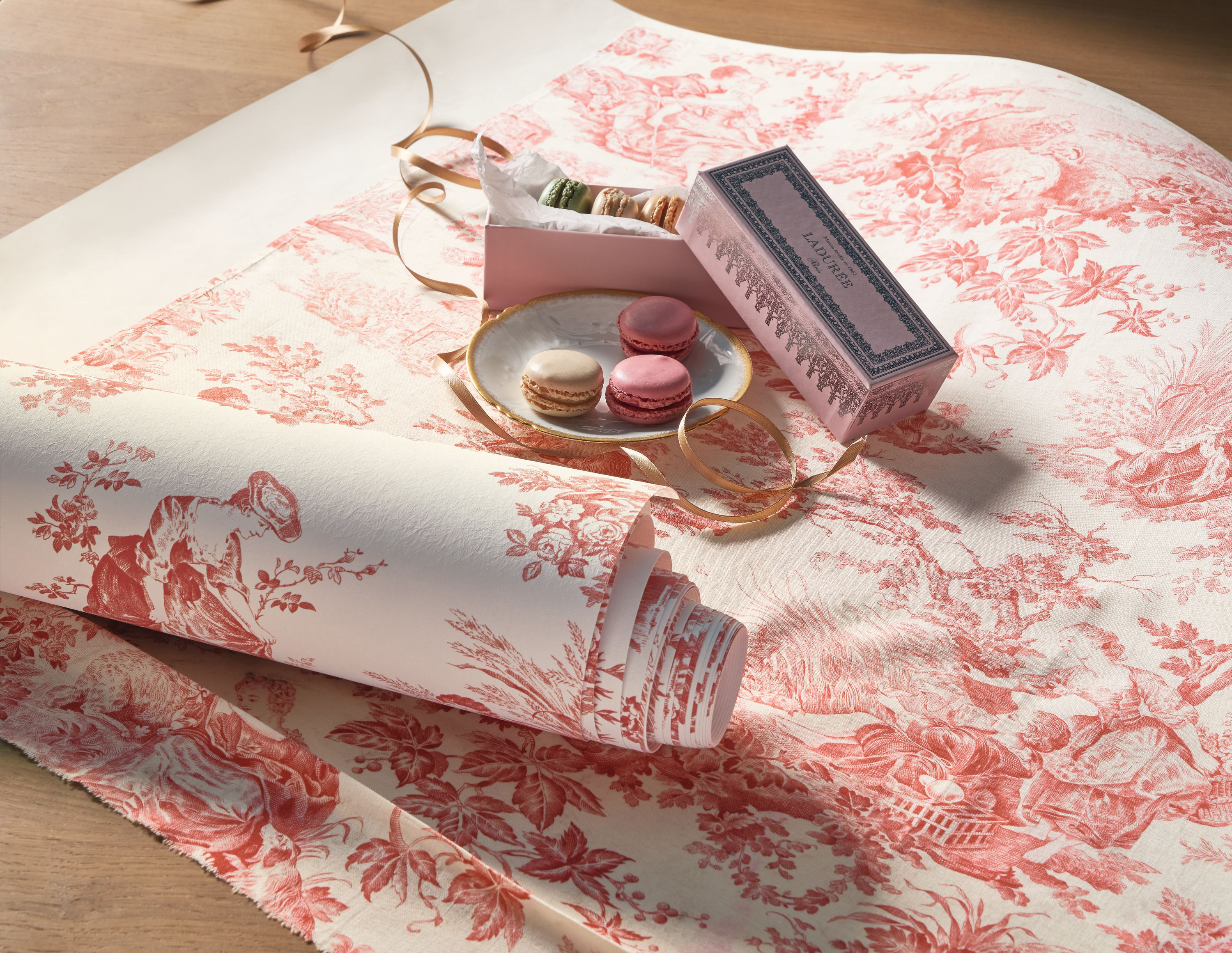 Tissu Baroque Scène d'Eté rouge carmin - Les Belles Toiles De Jouy de Casadéco | Réf. LBTJ88038201