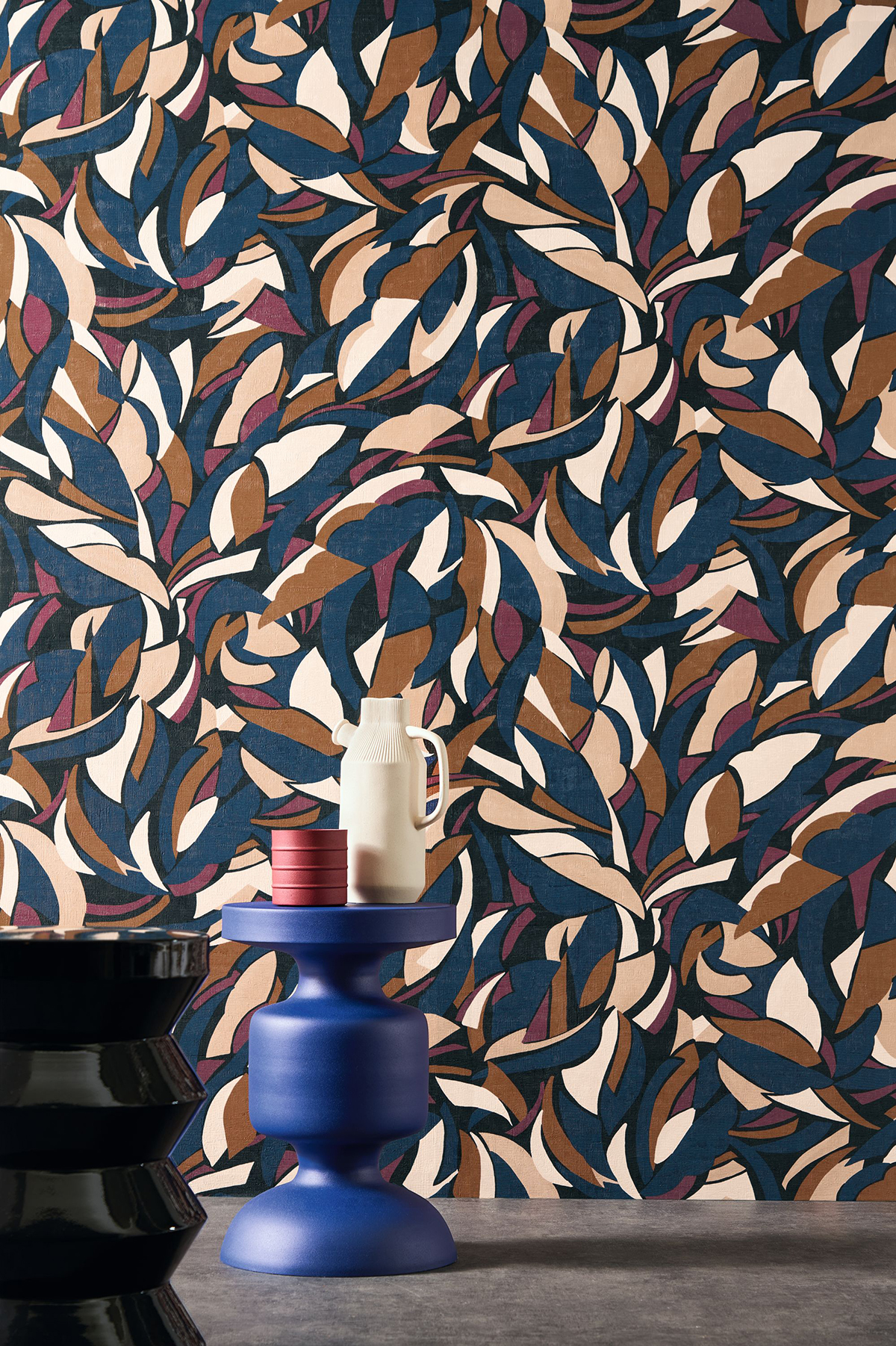Papier peint Collage Floral noir et bleu marine - L'Atelier de Casamance | Réf. CAS-75553772