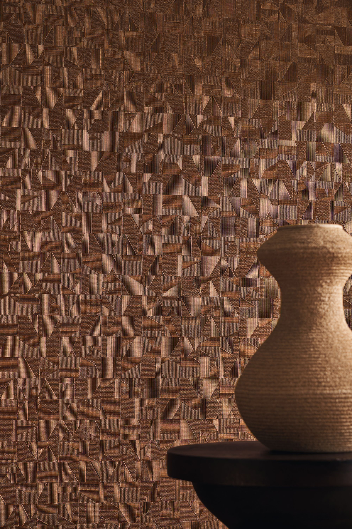 Papier peint Graphique métallisé Tiznit acajou - Métal de Casamance | Réf. CAS-74401160