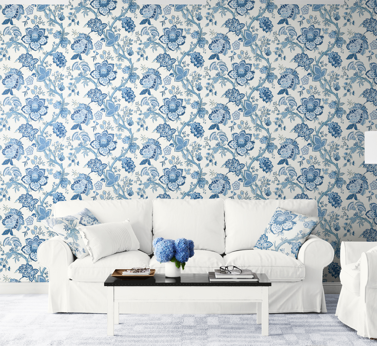 Papier peint Fleur Bernadette Ramage Botanique porcelaine bleu écru - French Country d'Initiales | Réf. INI-FC60402