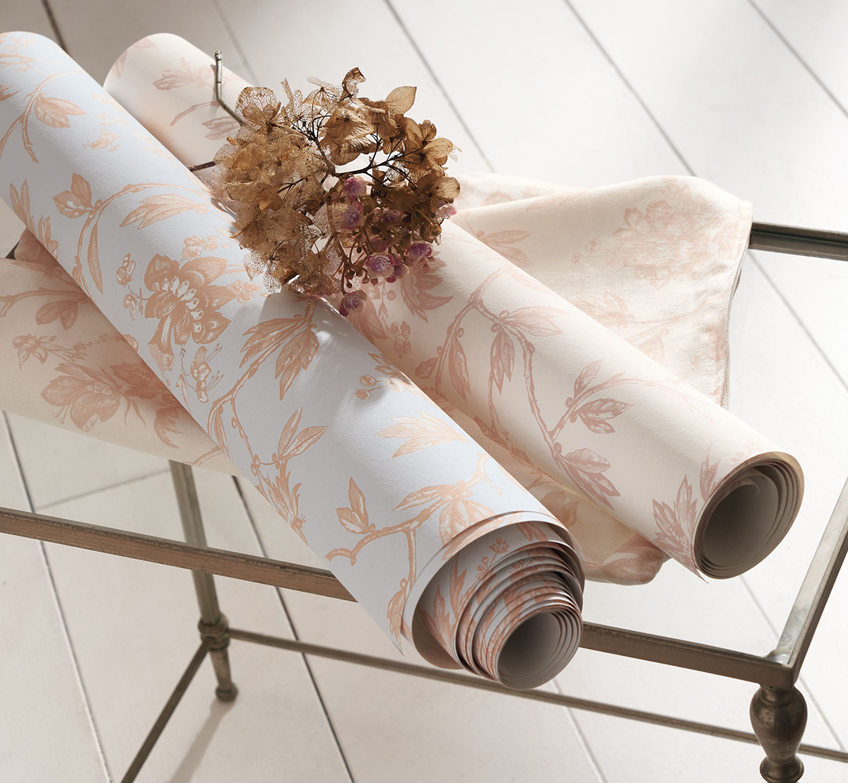 Papier peint Fleurs Romantiques rose pêche - Les Belles Toiles De Jouy de Casadéco AMBV | Réf. LBTJ87964215