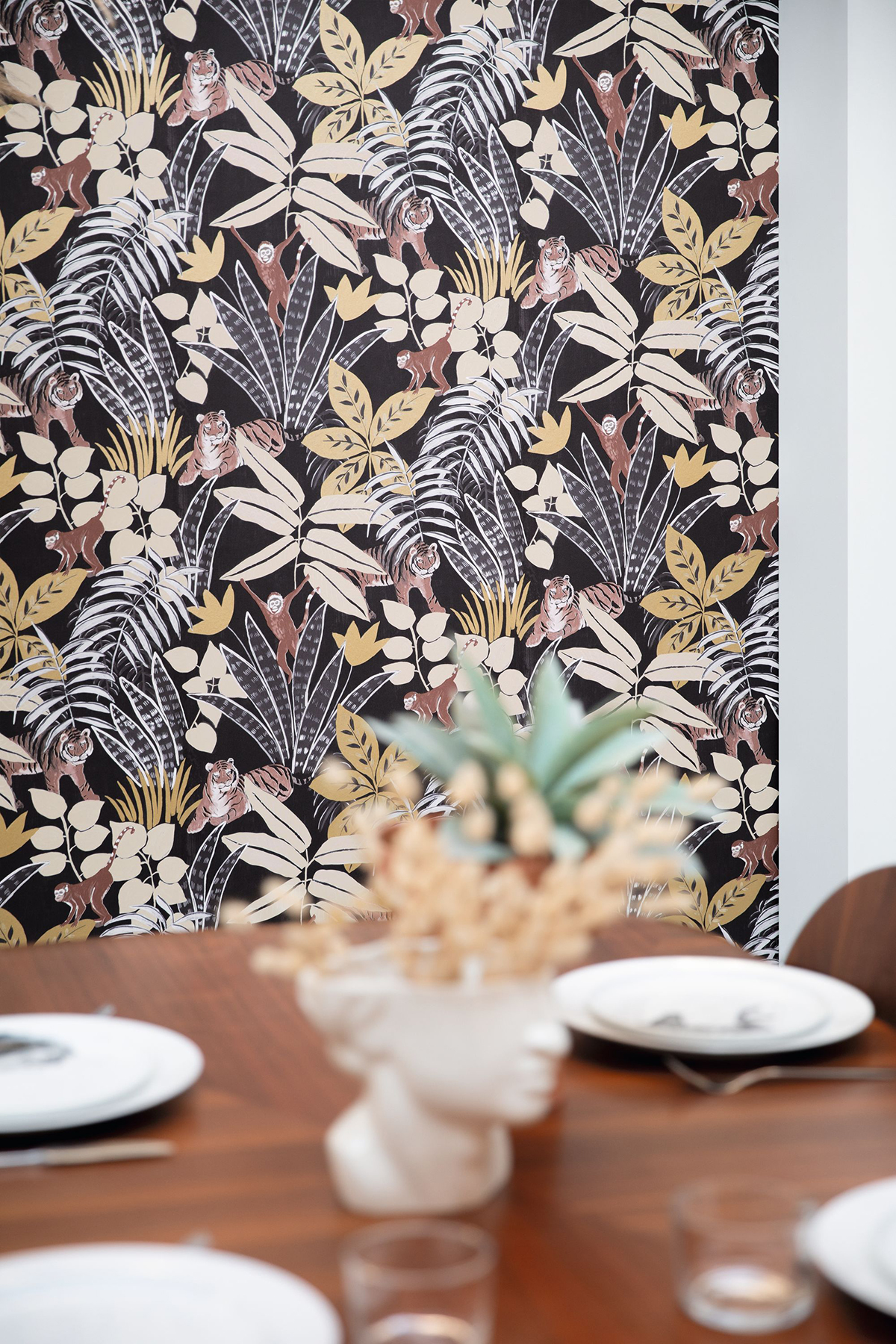 Papier peint Tropical Aventure noir et marron - L'escapade de Casélio | Réf. EPA102319248