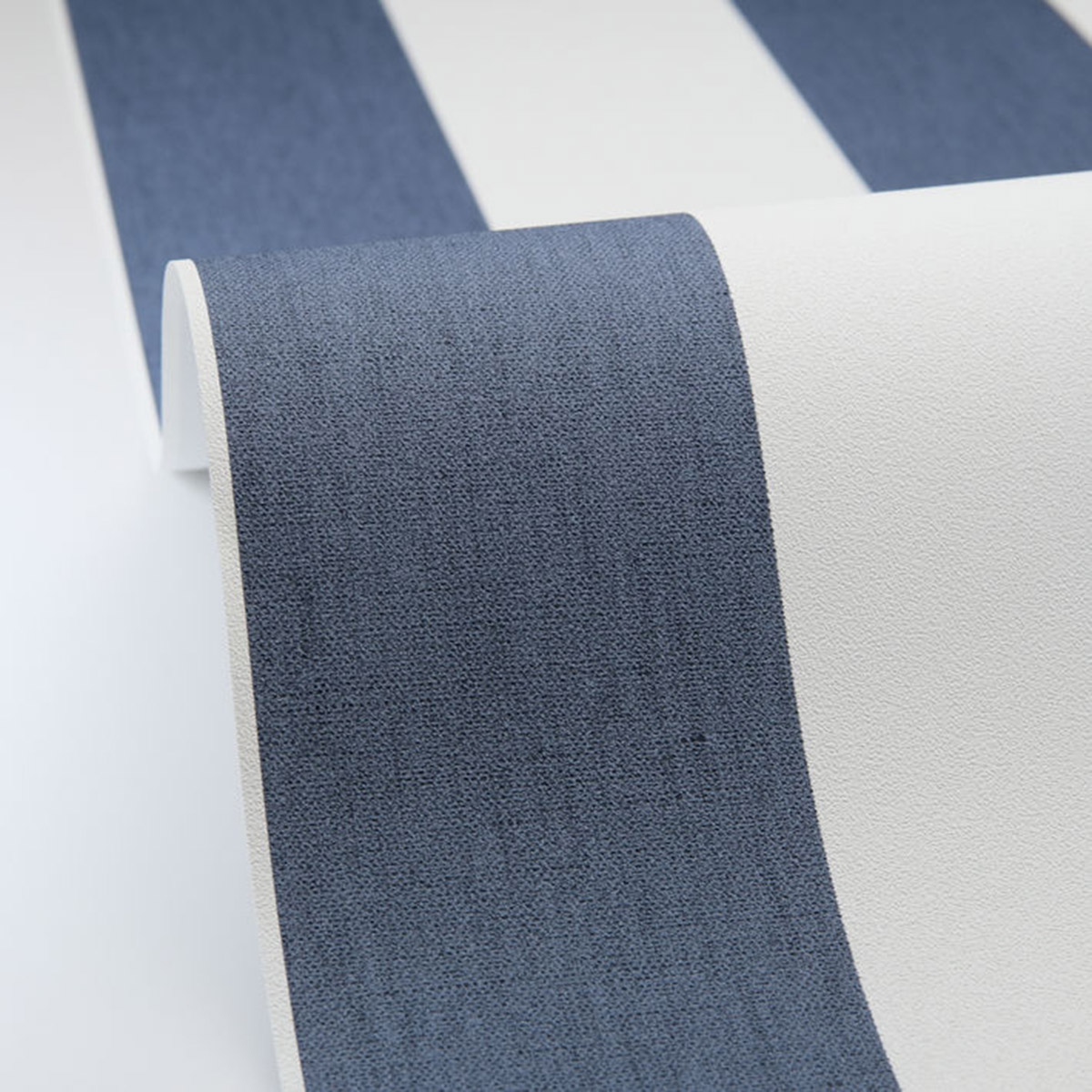 Papier peint Rayures Lin Lines bleu jean - Line Up de Casélio AMBV | Réf. LNP104046387