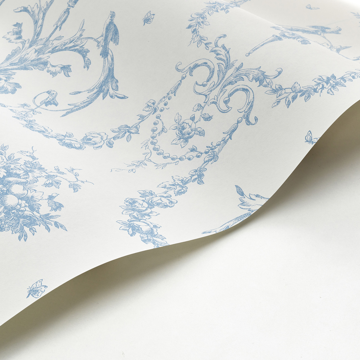 Papier peint Baroque et Oiseaux bleu porcelaine - Les Belles Toiles De Jouy de Casadéco AMBV | Réf. LBTJ87926716