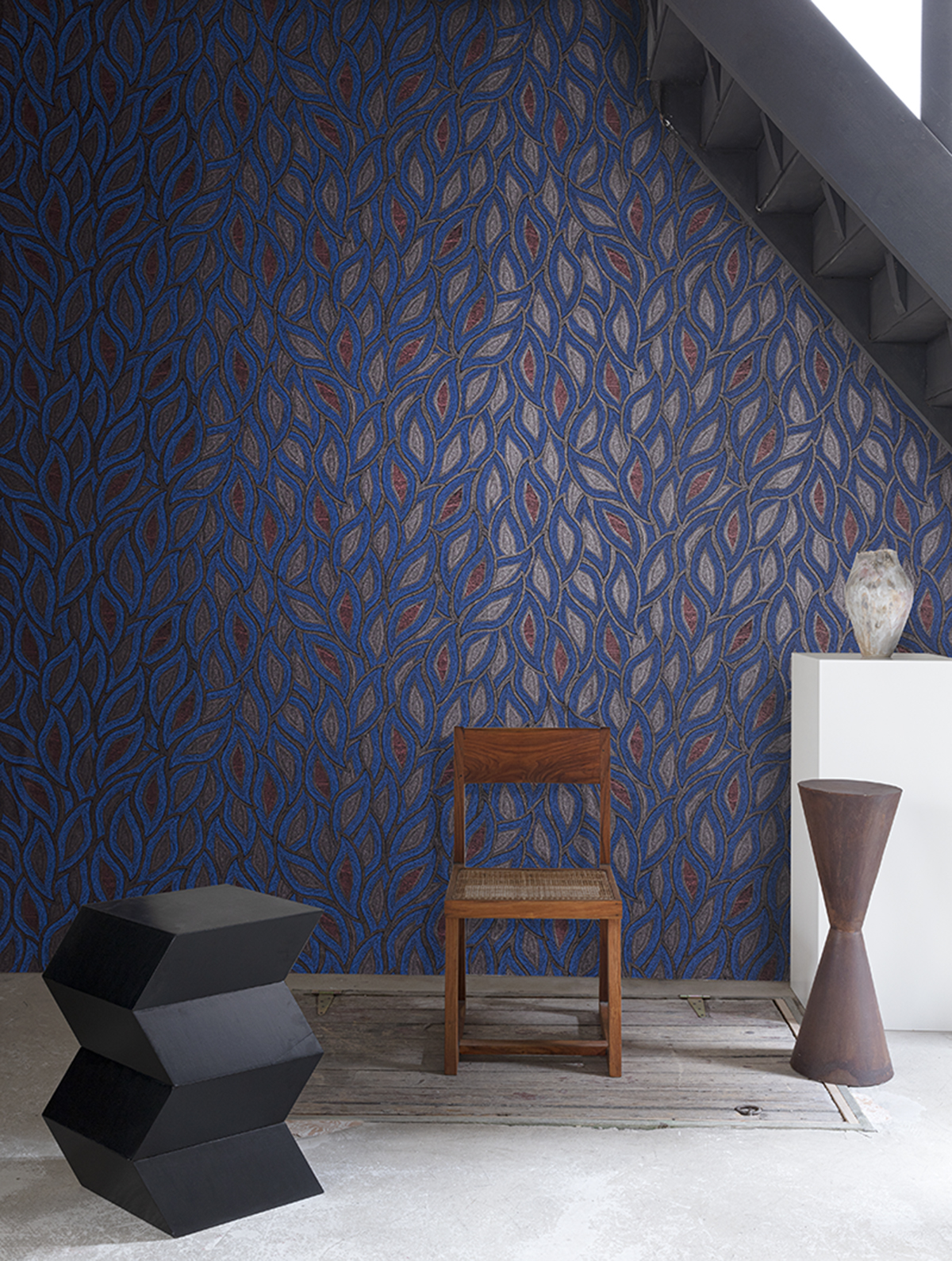 Papier peint Feuille Ethnique Maeva indigo métallisé - Terra de Masureel AMB2 | Réf. MAS-TER406