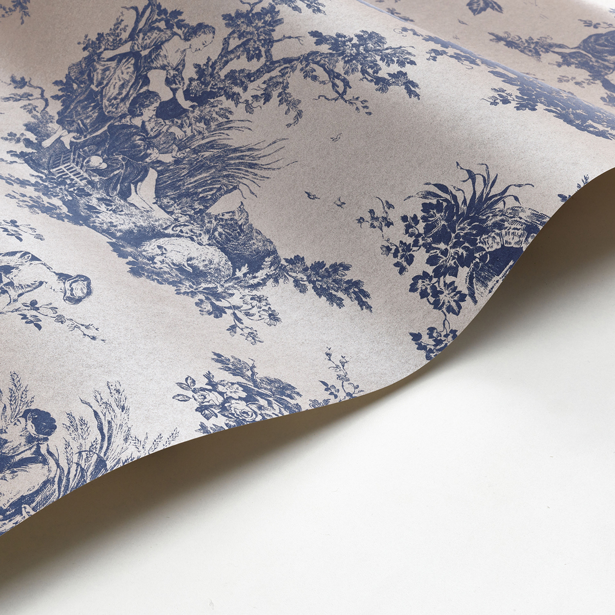 Papier peint Baroque Scène D'Été Velours bleu et argenté - Les Belles Toiles De Jouy de Casadéco AMBV | Réf. LBTJ87996706