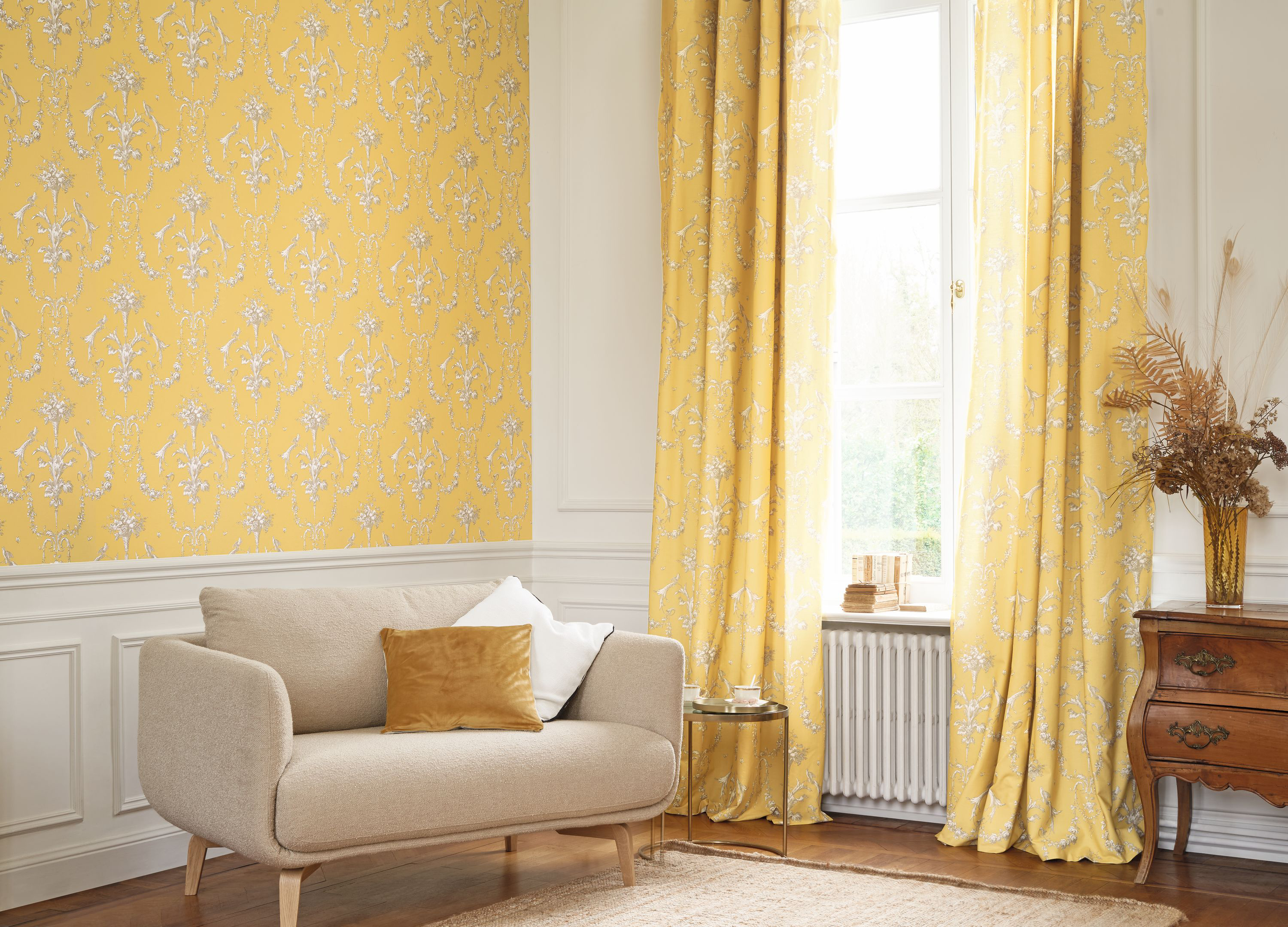 Tissu Baroque et Oiseaux jaune soleil et or - Les Belles Toiles De Jouy de Casadéco | Réf. LBTJ88042524