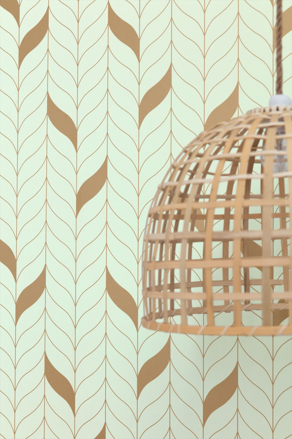 Papier peint Graphique Manille vert d'eau doré - Green & Co de Casélio AMB2 | Réf. GCO103977105