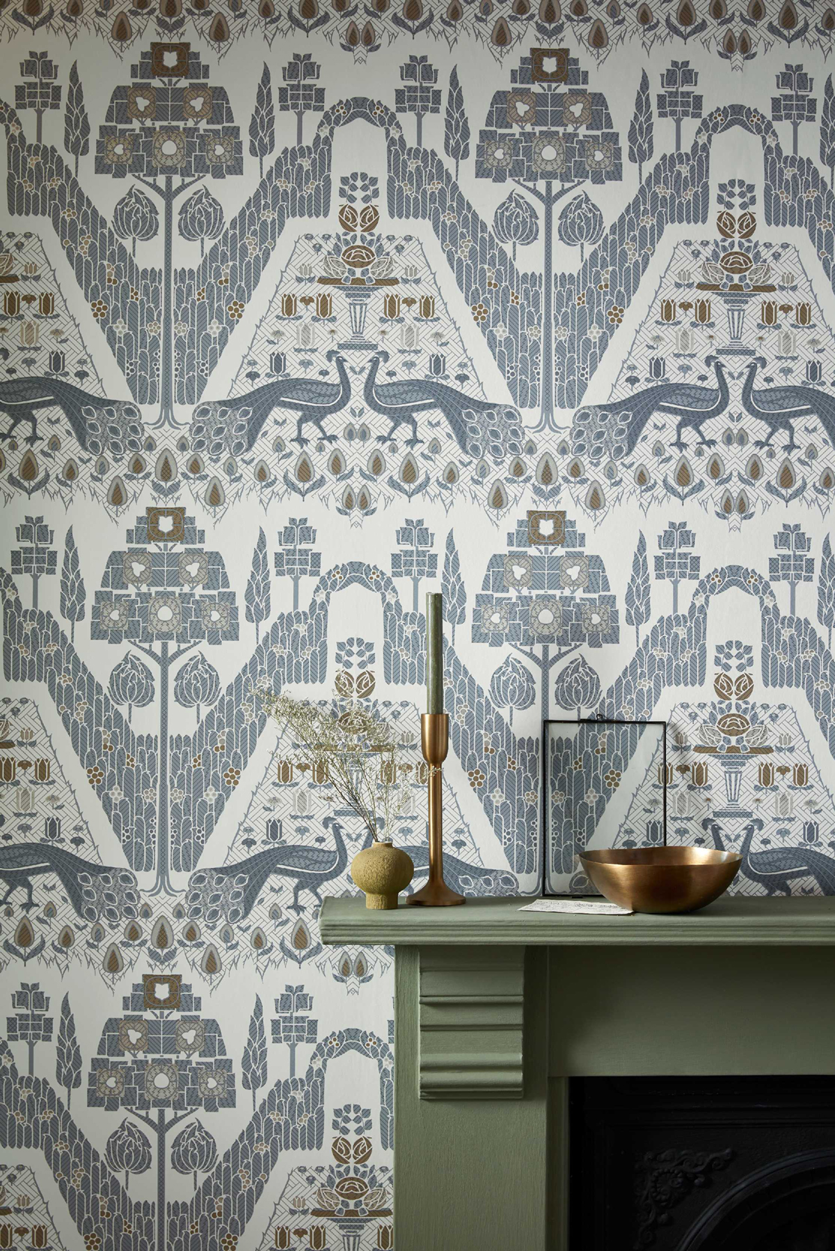 Papier peint Paon Nature Graphique Topiary gris beige - V&A Decorative Papers d'Initiales | Réf. INI-31117201