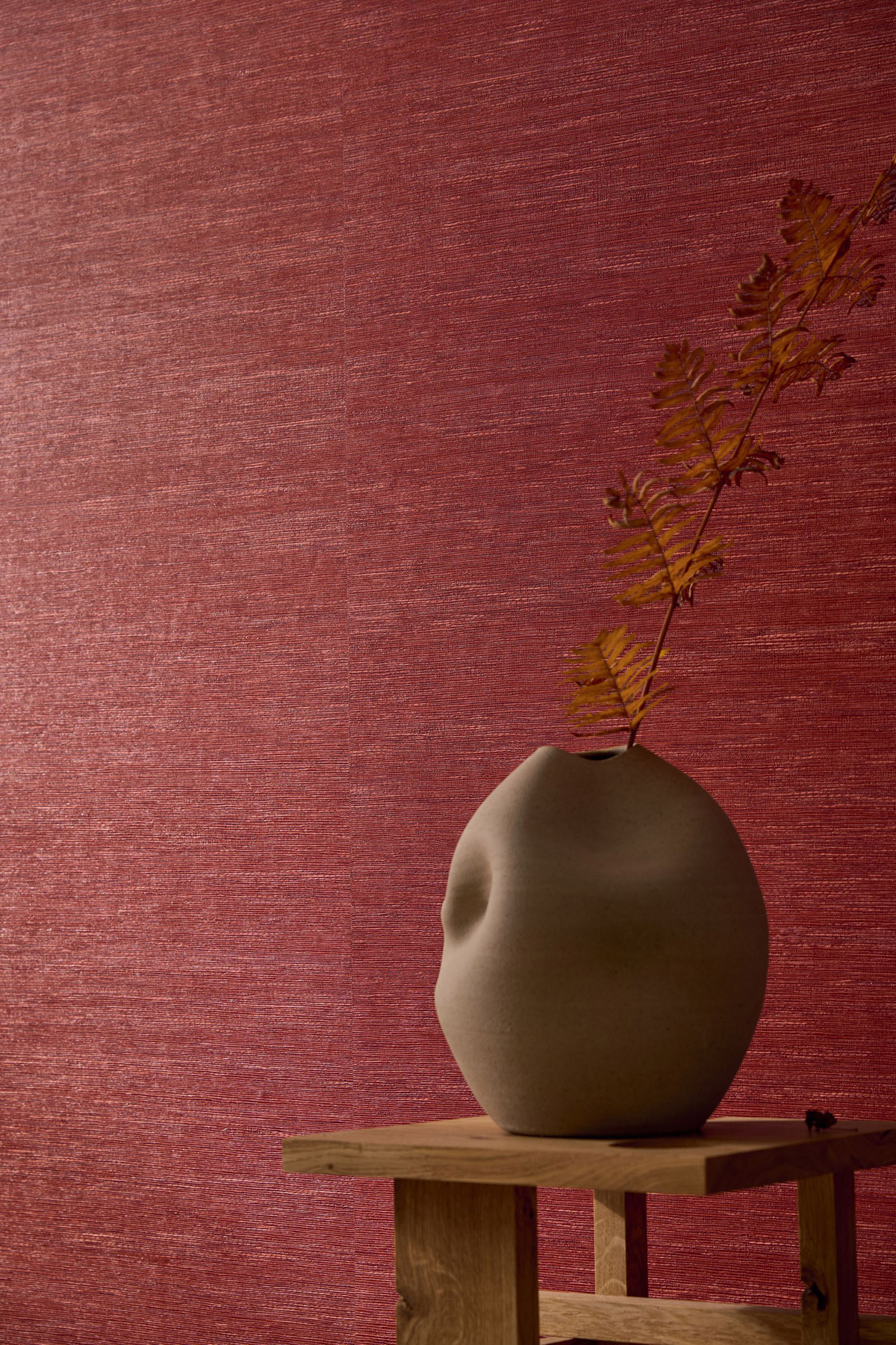 Papier peint Faux Uni Tissage Tatami grenat - Le Jacquard de Casamance AMB2| Réf. CAS-C75346528