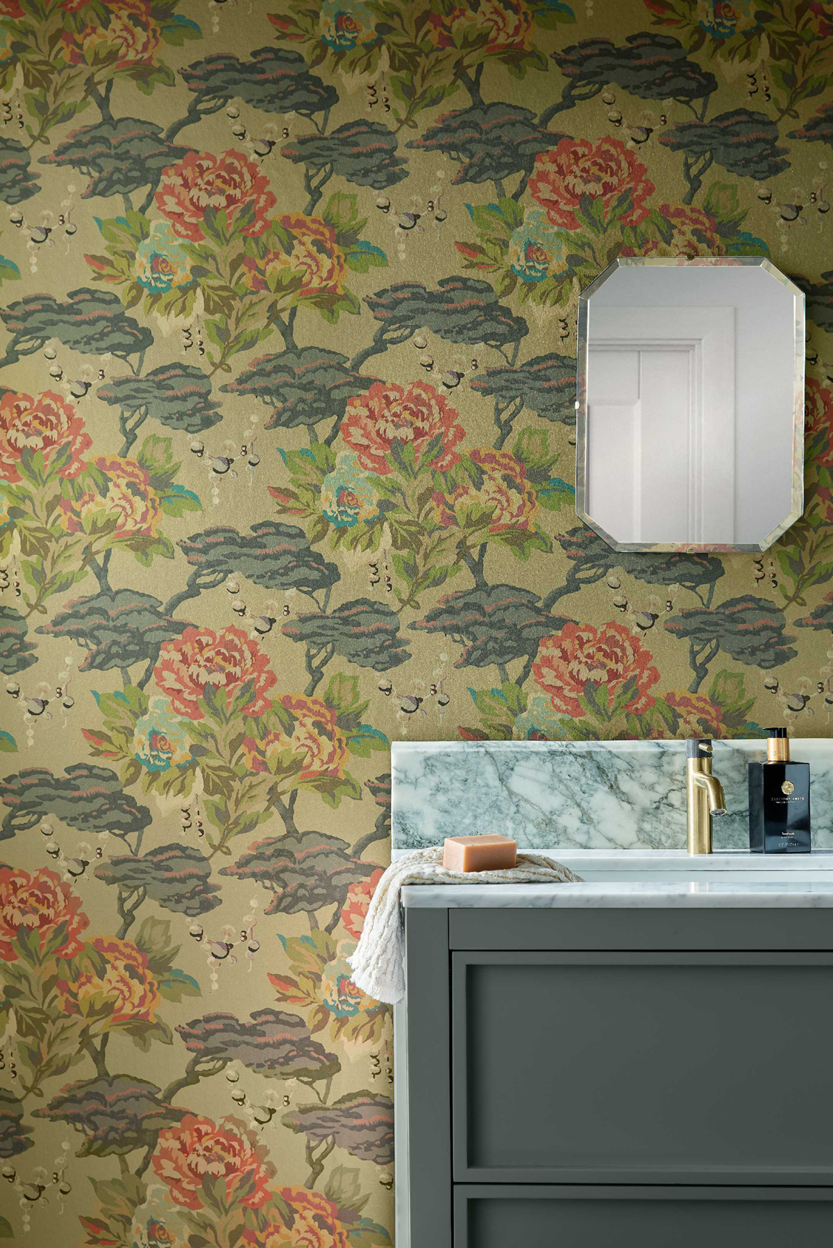 Papier peint Bouquet de Rose Vintage Paeonia doré - V&A Decorative Papers d'Initiales | Réf. INI-31117003