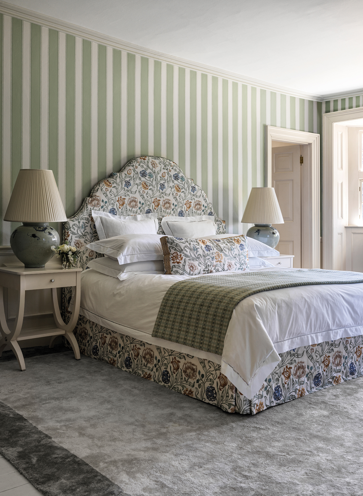 Papier peint Rayure Sackville Stripe vert - Signature de Nina Campbell | Réf. OSB-NCW4492-01