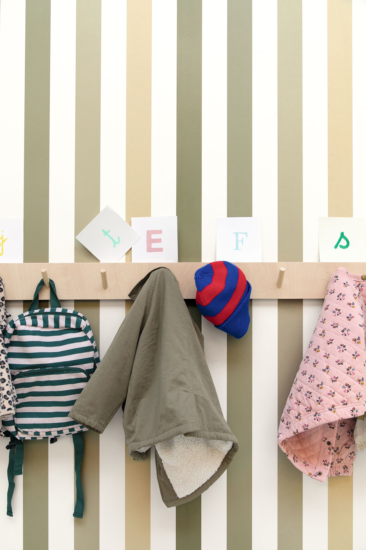 Papier peint Rayure Se Cacher vert - Autour du Monde de Casélio | Réf. ADM103587370