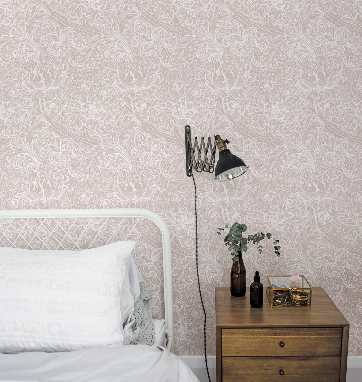 Papier peint Fleur Renaissance Baroque rose pâle - The Wall Llewelyn-Bowen de Lutèce | Réf. LTC-LB25145