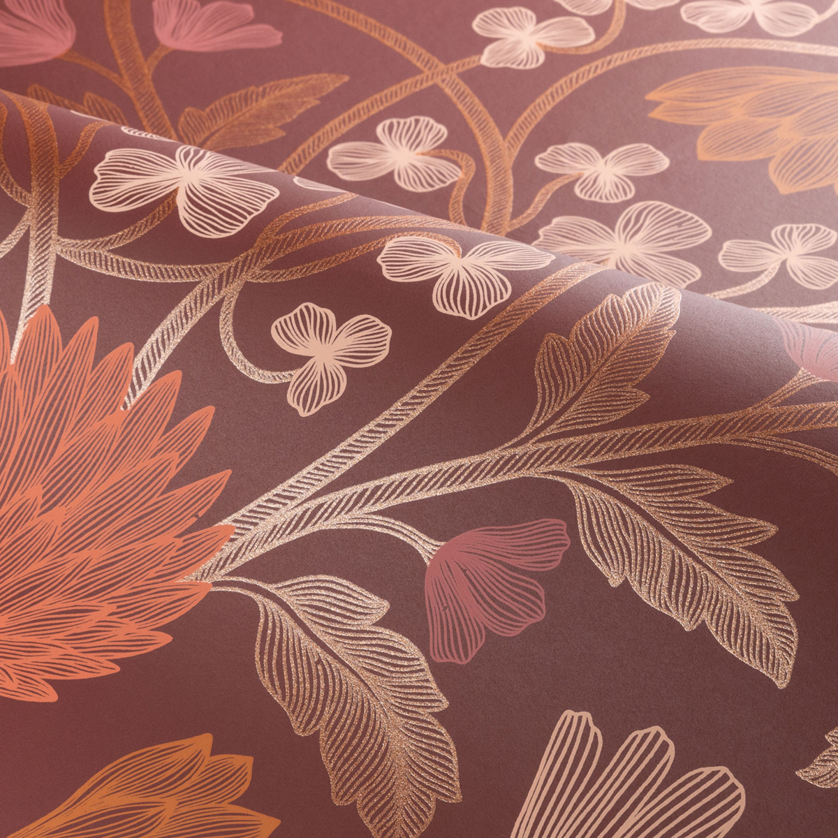 Papier peint Fleurs Champêtres Entrelacées Hippolyte bordeaux cuivré - Isadora de Casamance VAGUE | Réf. CAS-70450814