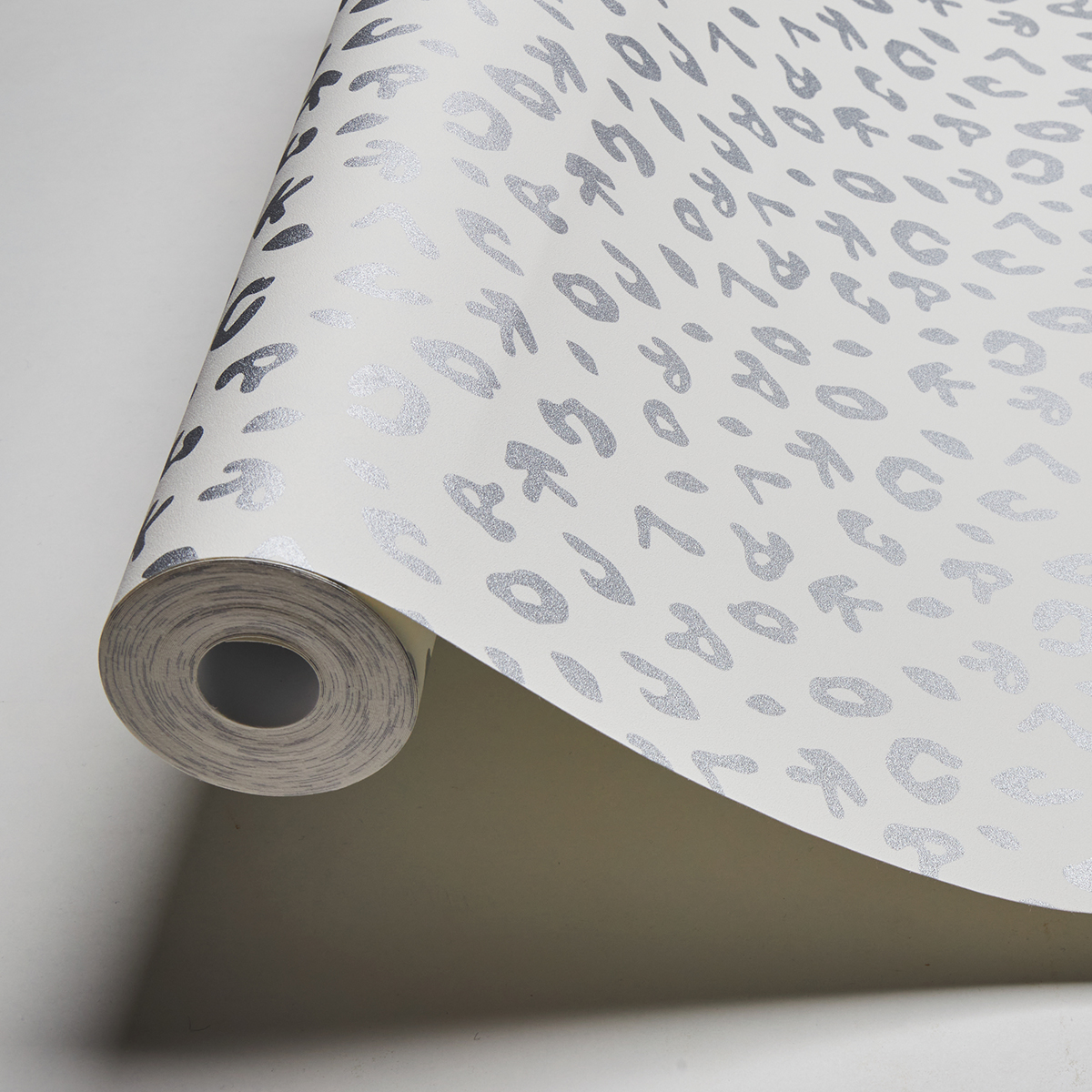 Papier peint Léopard Anna écru argenté - Karl Lagerfeld de Montecolino | Réf. MC-37856-1