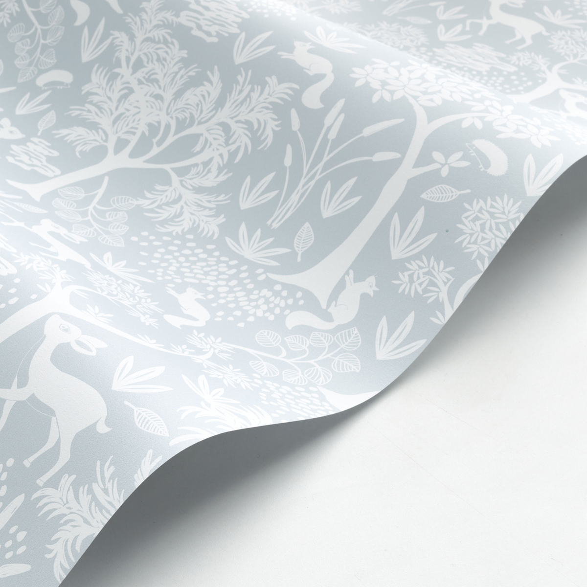 Papier peint Forêt Animaux Poetic bleu ciel - Once Upon A Time de Casadéco | Réf. OUAT88266548