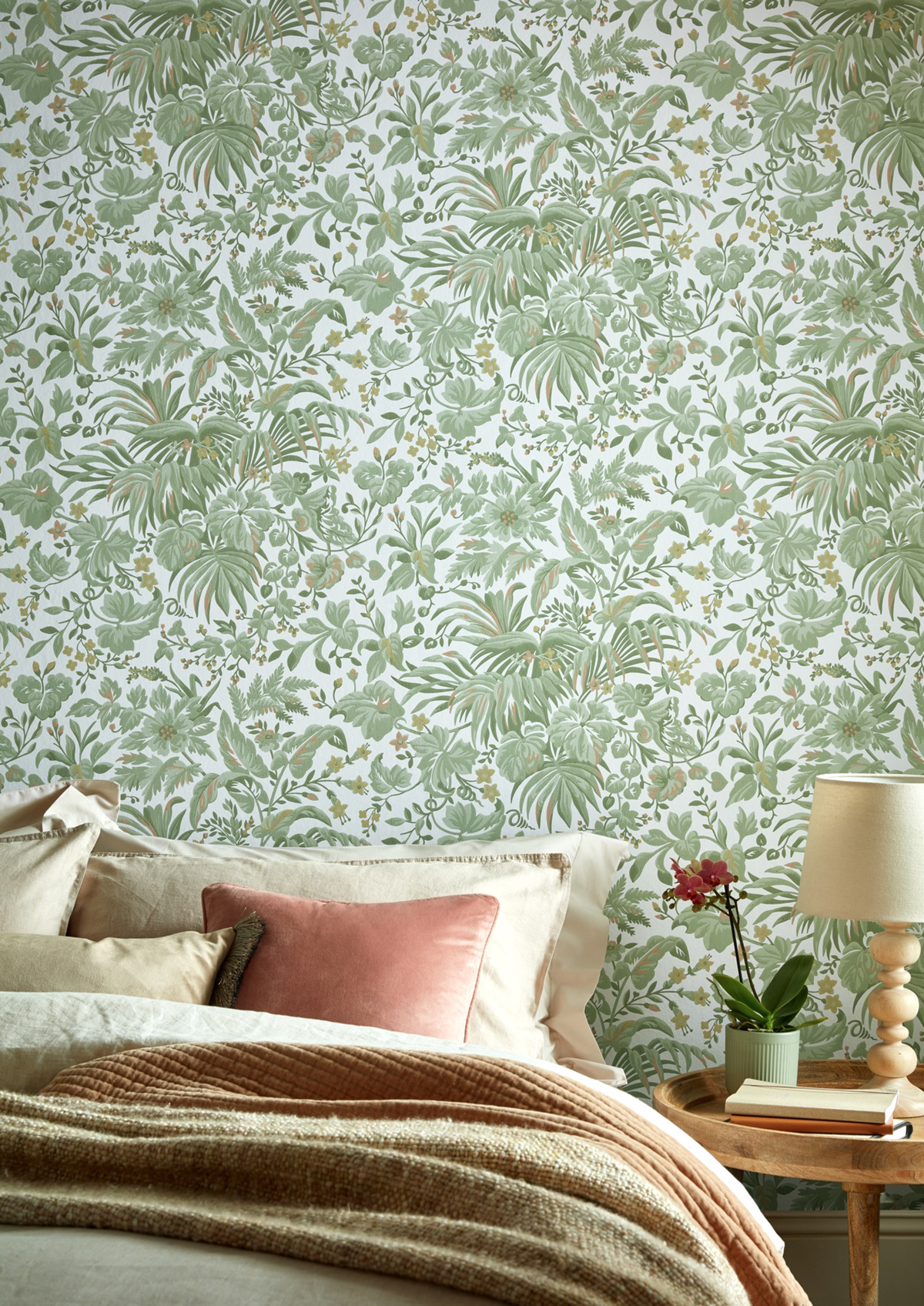 Papier peint Exotique Palmette vert amande - V&A Decorative Papers III d'Initiales | Réf. INI-2513-184-04