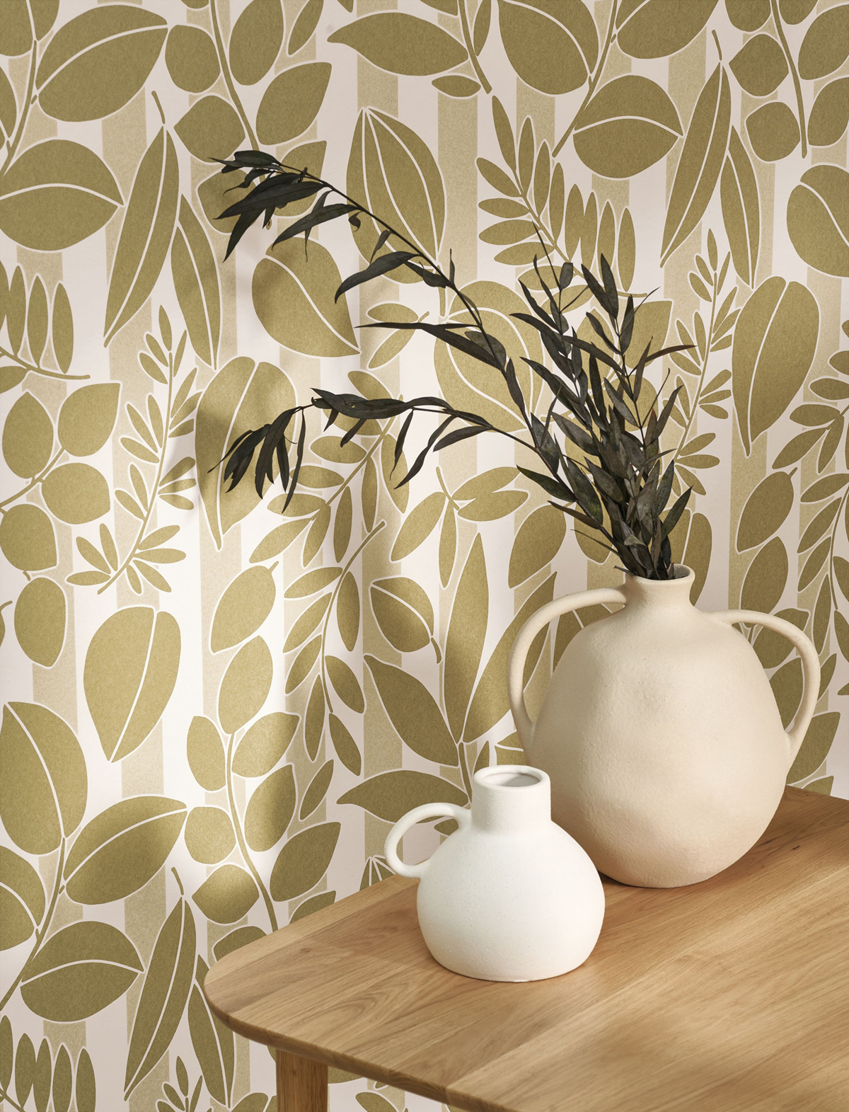 Papier peint Feuillage Rayure Ramatuelle olive sable - Echappée Belle de Casadéco AMB3| Réf. ECHA89827101