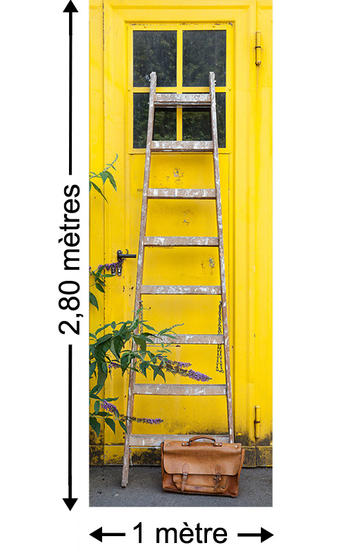 In the Courtyard - Papier peint lé unique