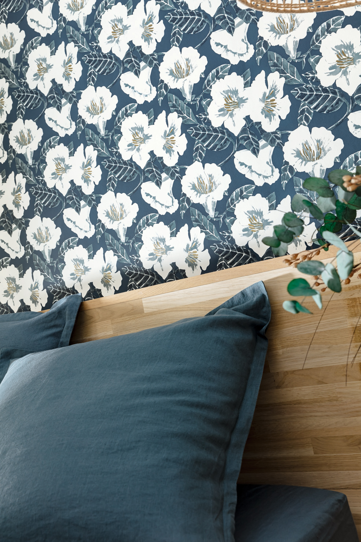 Papier peint Fleurs Ding Ding Dong bleu foncé - The Place to Bed de Casélio | Réf. PTB101796166