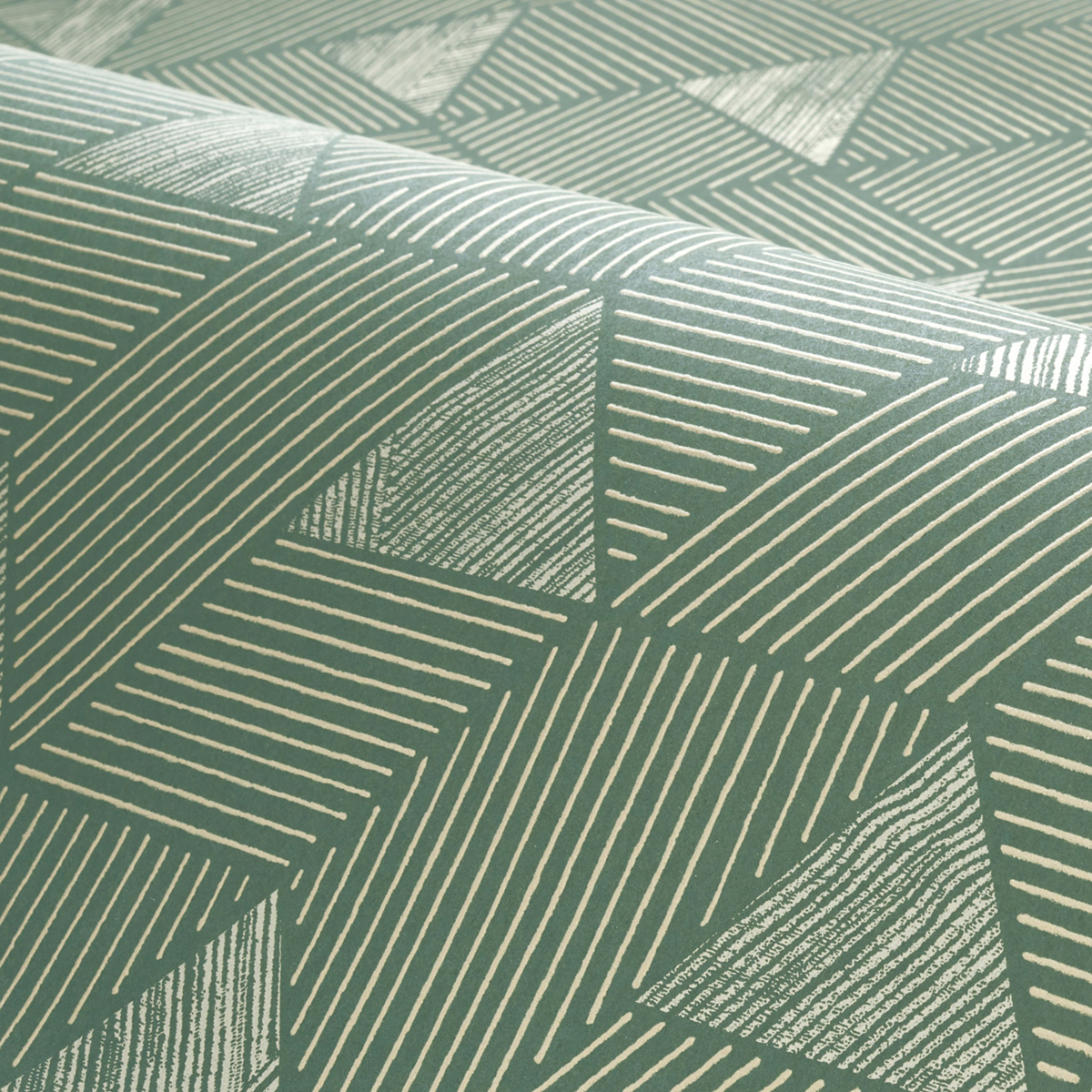 Papier peint Triangle Ethnique Méroé vert lichen argenté doré - Bord Du Nil de Casamance | Réf. CAS-76172446