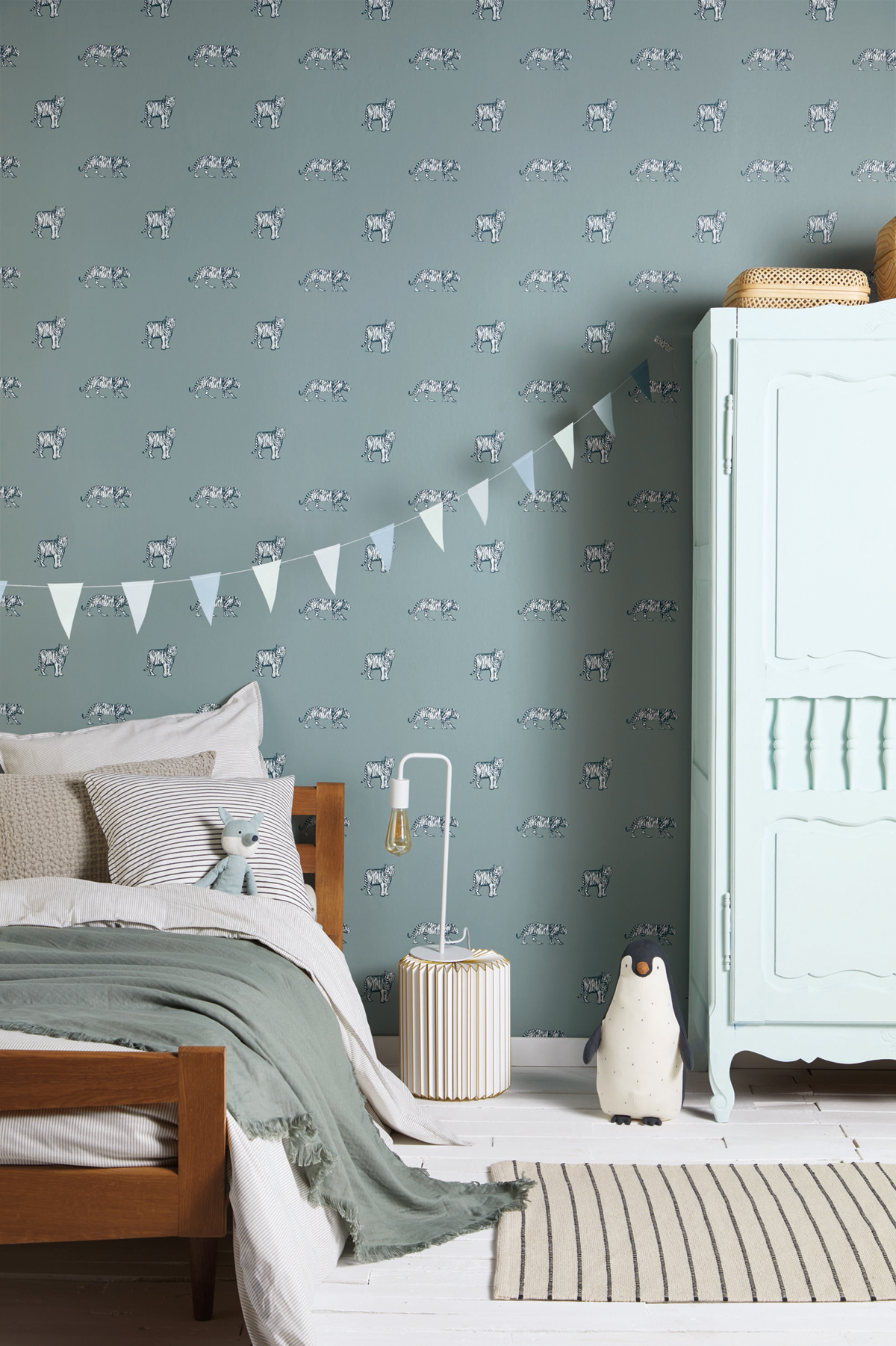 Papier peint Enfant Eye of the tiger vert de gris - Our Planet de Casélio AMB | Réf. OUP101967106