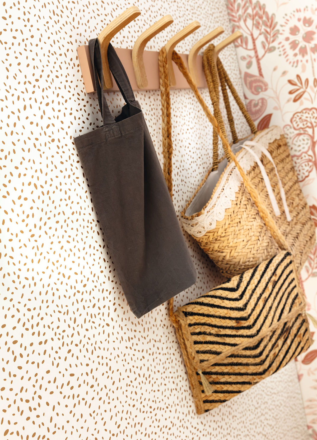 Papier peint Pois Ines blanc doré - Essentiel de Casélio | Réf. ETL103131020