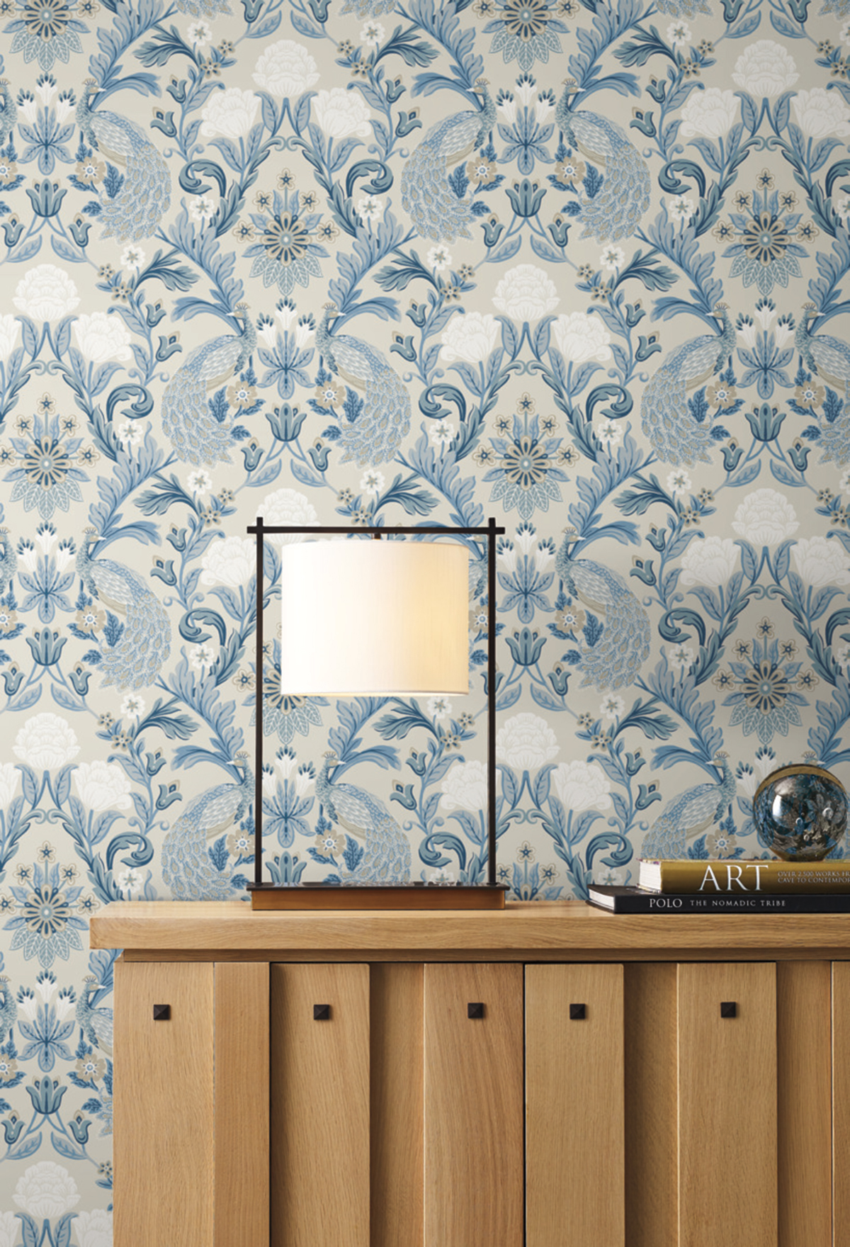 Papier peint Paon Floral Classique bleu lin - Arts & Crafts d'Initiales | Réf. INI-AC9105