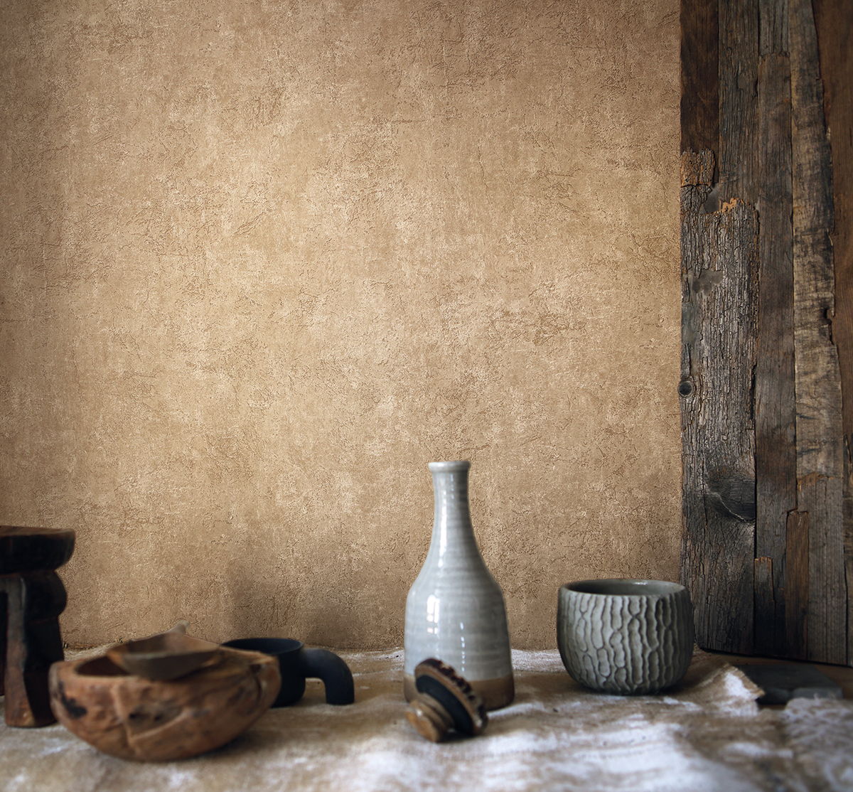 Papier peint Effet de Matière Liège beige chaud - Desert Lodge de Livingwalls | AMB Réf. 38484-1