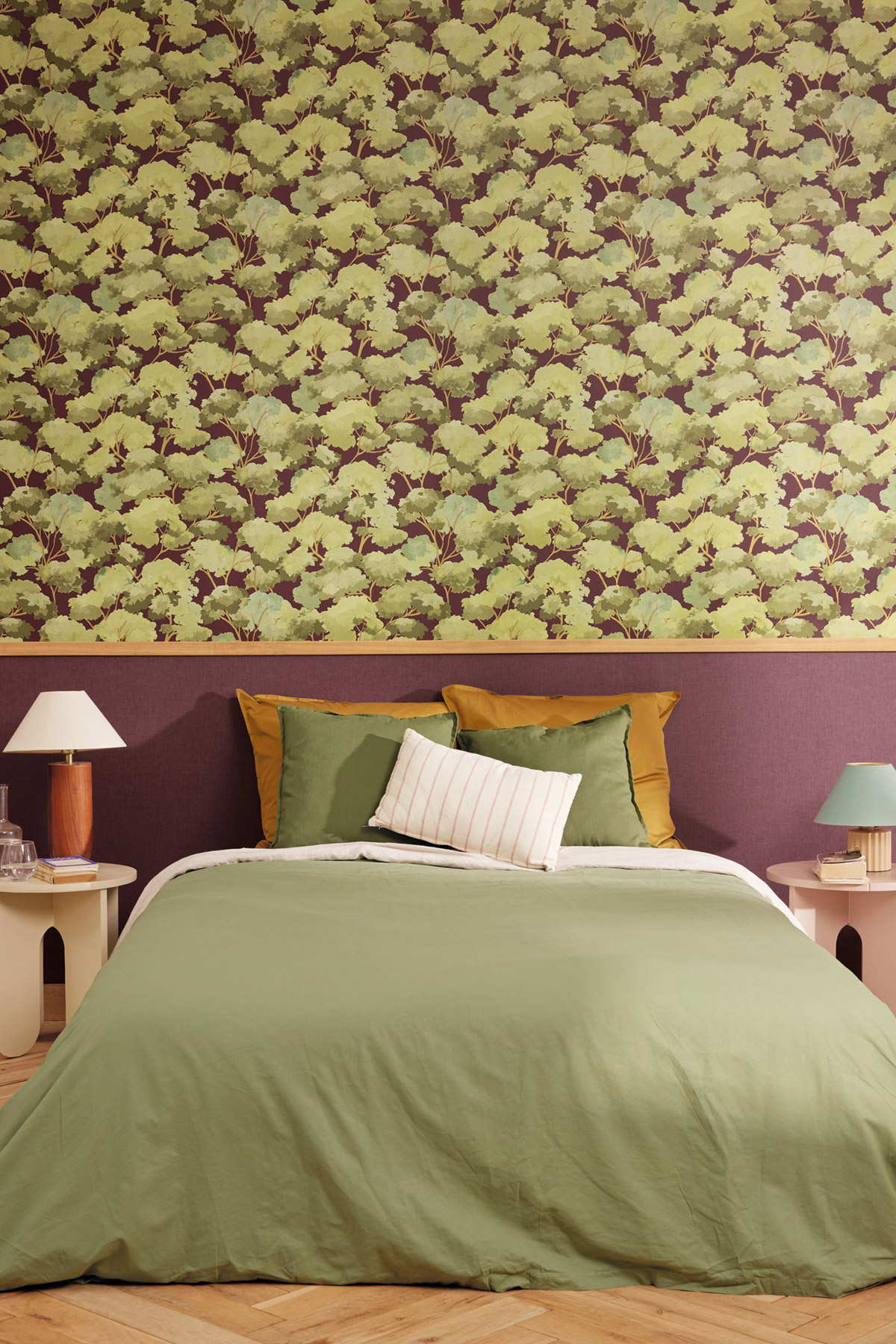 Papier peint Forêt Scandinave Été bordeaux vert - Balade de Casélio | Réf. BLD106108078