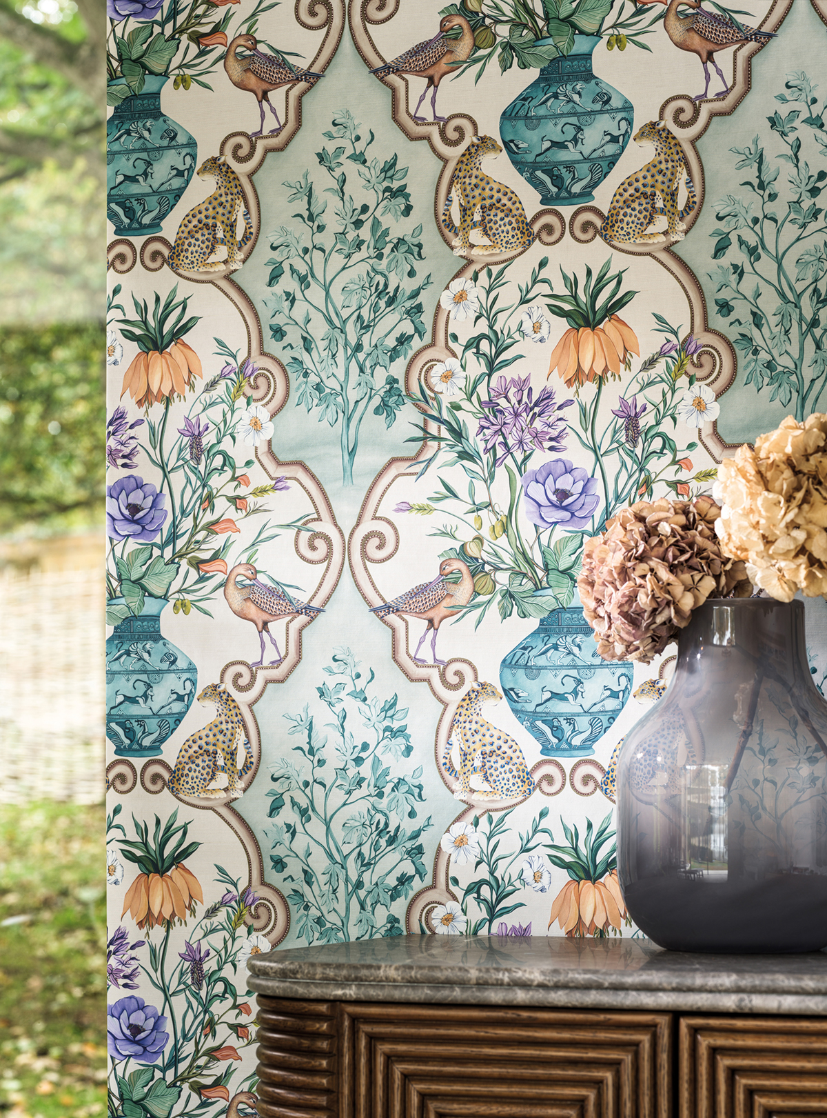 Papier peint Bouquet Vintage Sundara bleu d'eau - Ananda d'Osborne & Little AMB2 | Réf. OSB-W8031-01
