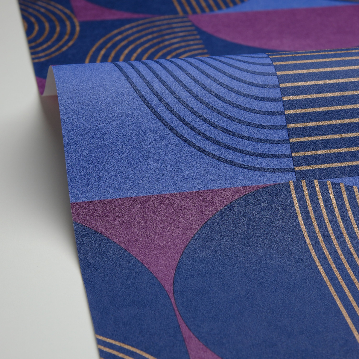 Papier peint Graphique Amplitude aubergine bronze - Graphic de Casélio AMBV | Réf. GPC105506555