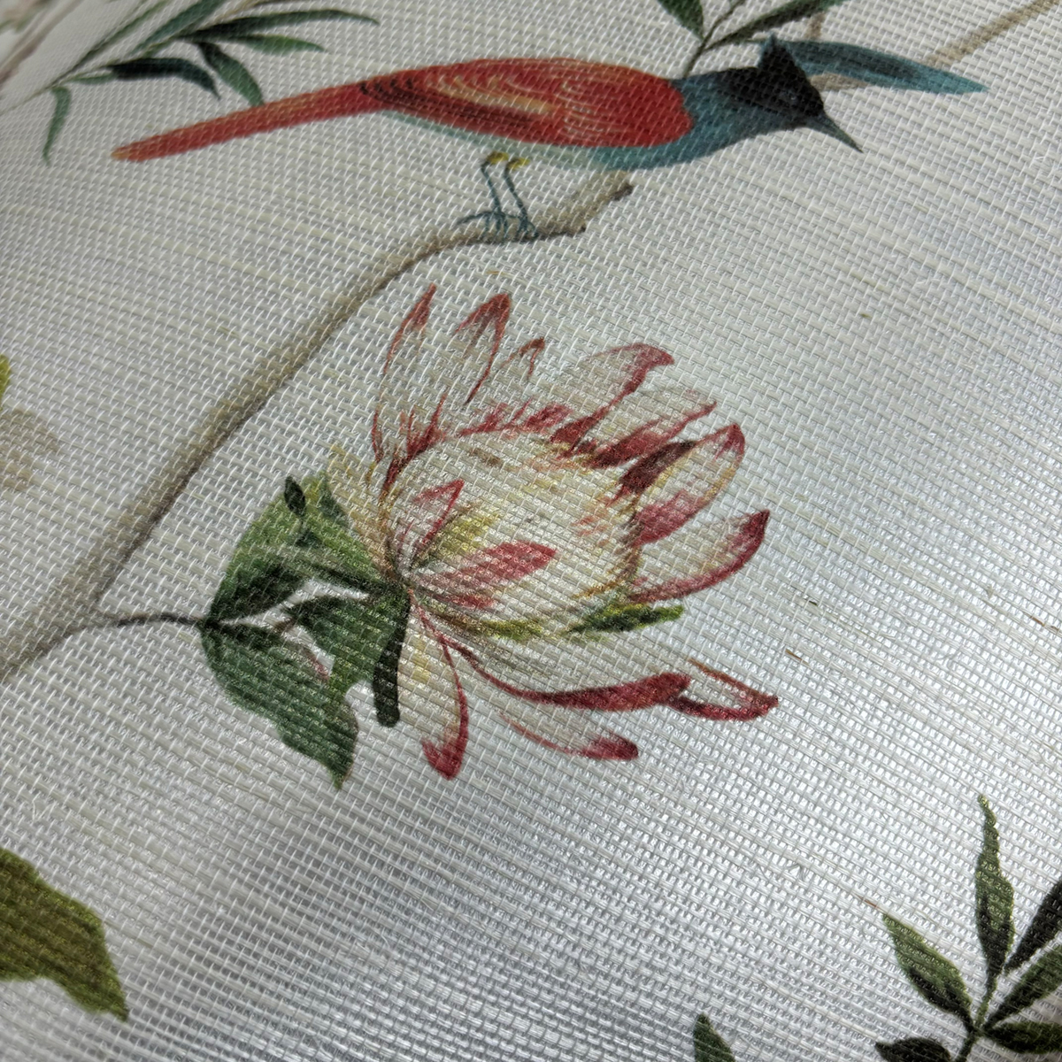 Papier peint panoramique Oiseaux Chinoiserie Magnolia Grasscloth argenté - Daisy Bennett d'Initiales AMBZ | Réf. INI-DB31500M