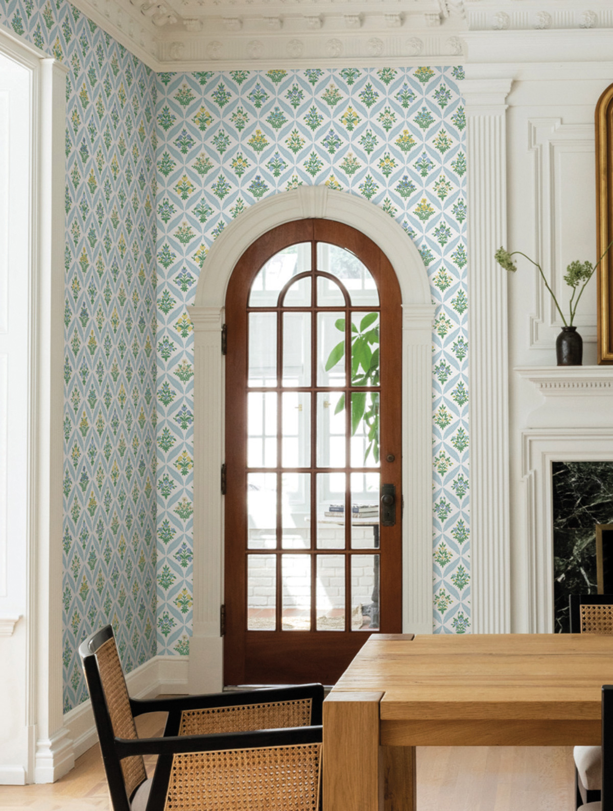 Papier peint Classique Floral Estee Garden bleu ciel doré - Rifle Paper Co. 3 de York (Initiales) | Réf. INI-RF7514