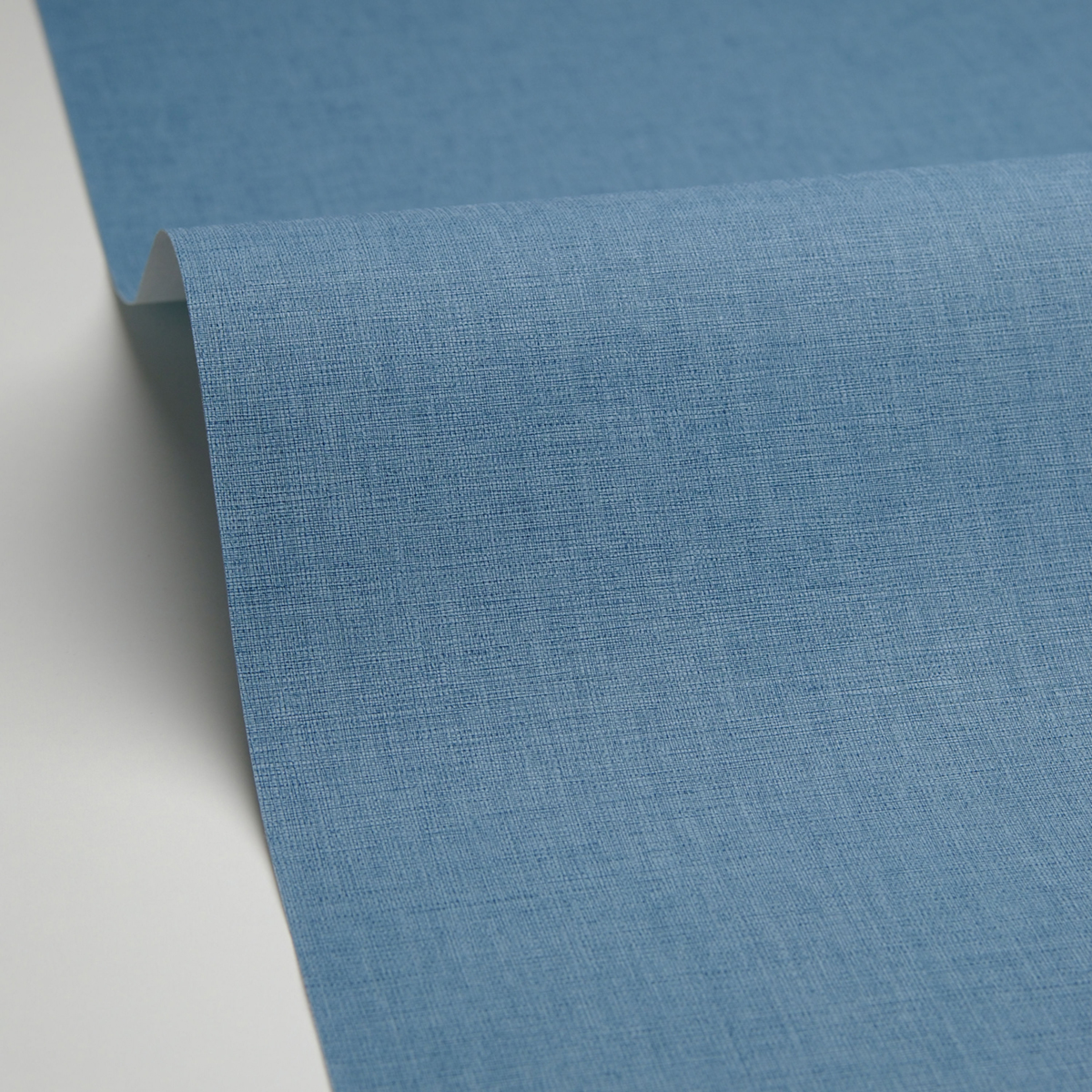 Papier peint Faux Uni Tissage bleu ouragan - Graphic de Casélio | Réf. GPC103226399