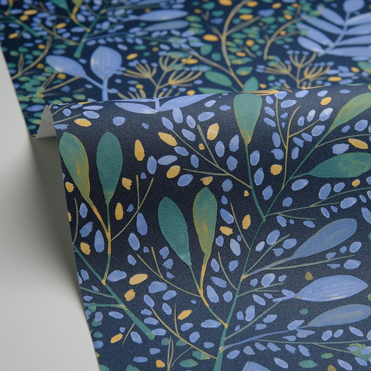 Papier peint Feuilles Joy bleu violet - Green Life 2 de Casélio AMB4 | Réf. GNL2101699785