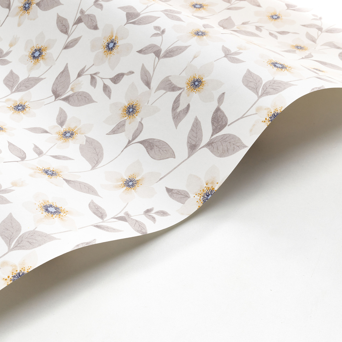 Papier peint Fleurs Clématites beige gris - Gardens de Casadéco | Réf. GADN87641165