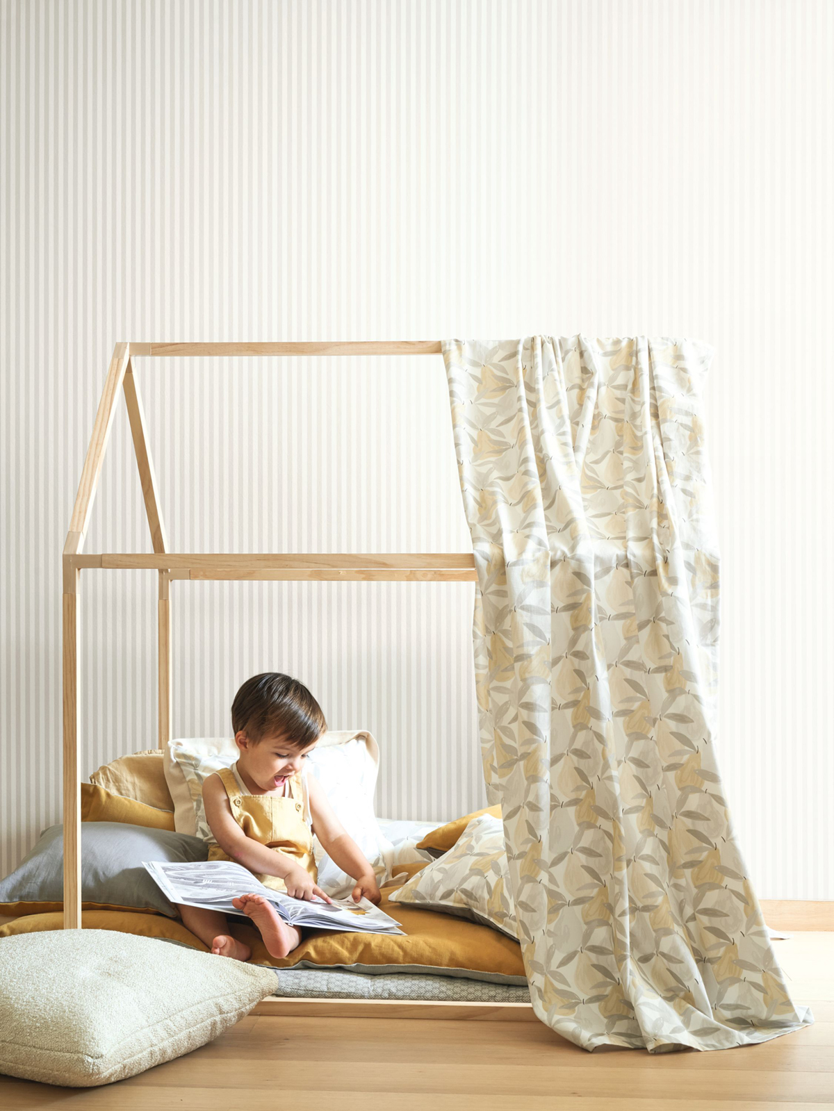 Tissu Poire Enfant gris beige - Once Upon A Time de Casadéco AMB2 | Réf. OUAT88527422