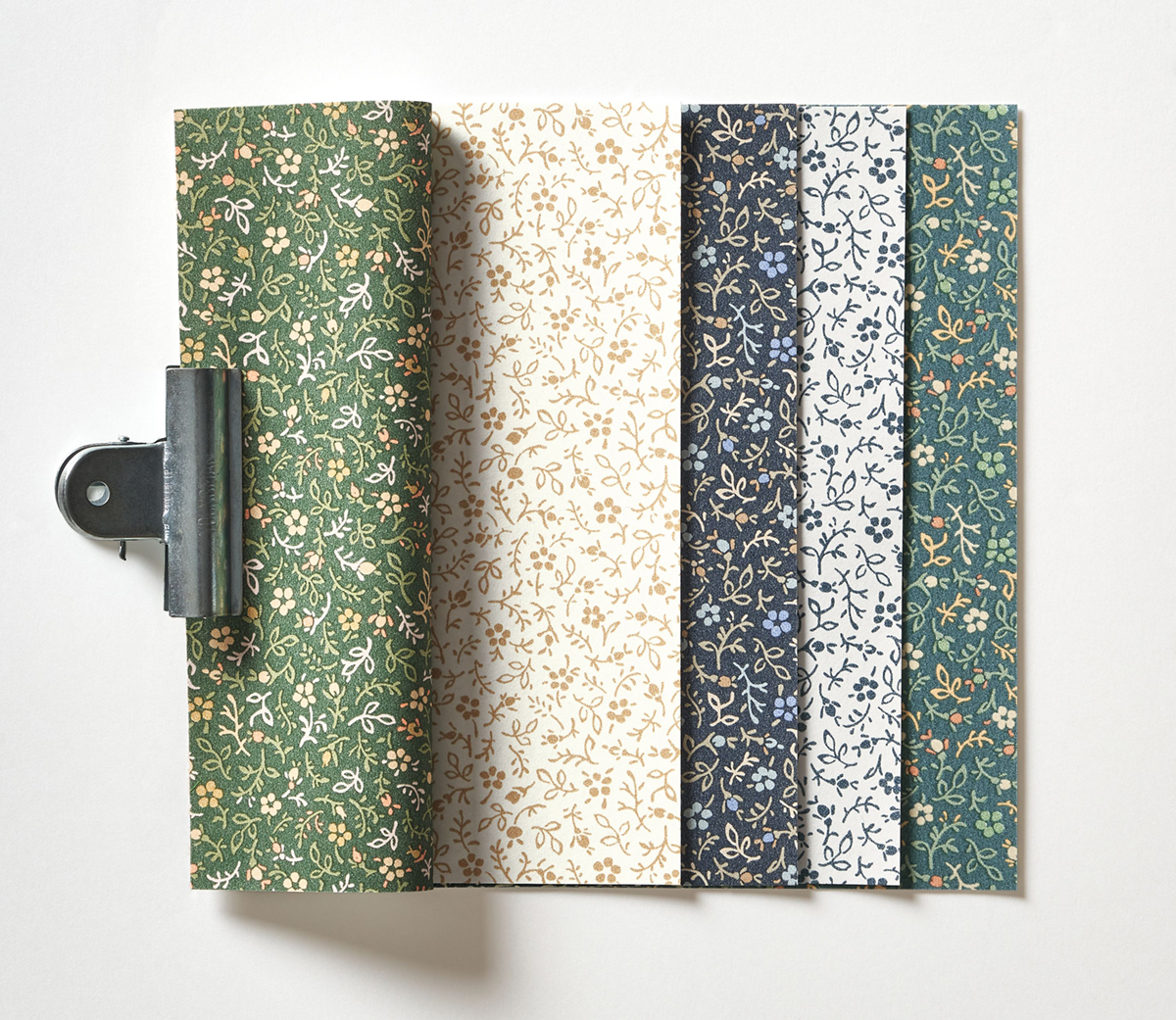 Papier peint Fleuri Myosotis beige blanc - Flower Market de Casadéco AMB2 | Réf. FLOM89231111