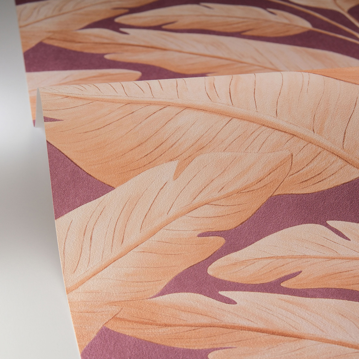 Papier peint Palmes Bananier Tropicalia prune - Borneo de Casélio AMBV| Réf. BORN106545056