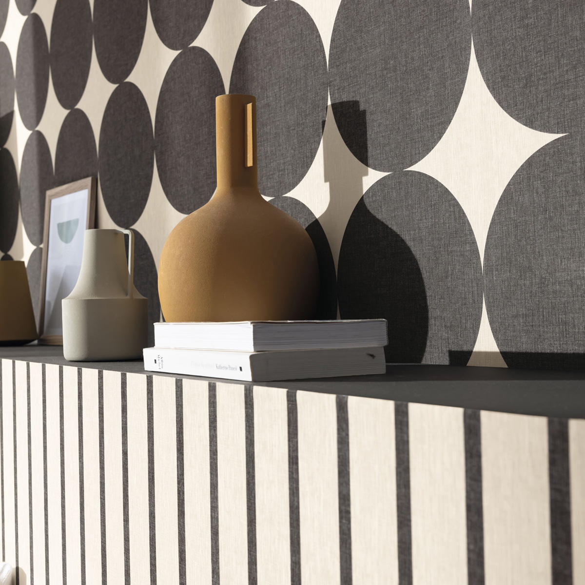 Papier peint Rond Rétro Billy anthracite - Twist de Casélio AMB3| Réf. TST106489017