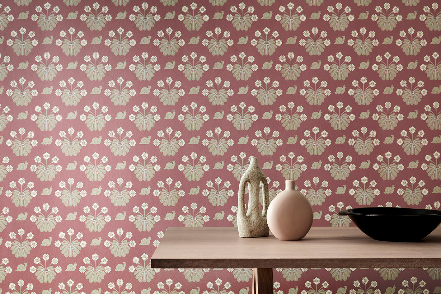 Papier peint escargot Burges Snail Rosie - National Trust Papers 2 de Little Greene AMB2 | Réf. 0260BUROSIE