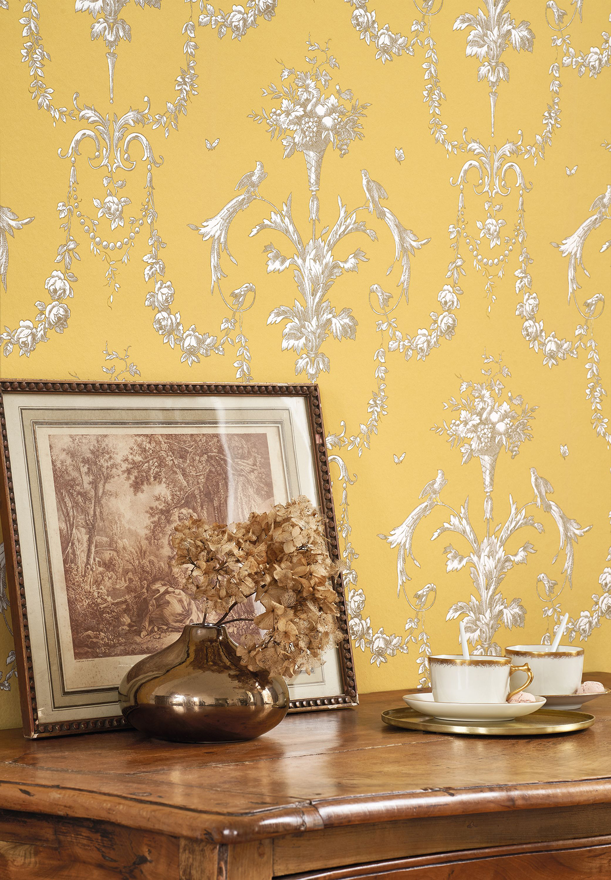 Papier peint Baroque et Oiseaux jaune soleil et doré - Les Belles Toiles De Jouy de Casadéco AMBV | Réf. LBTJ87922524