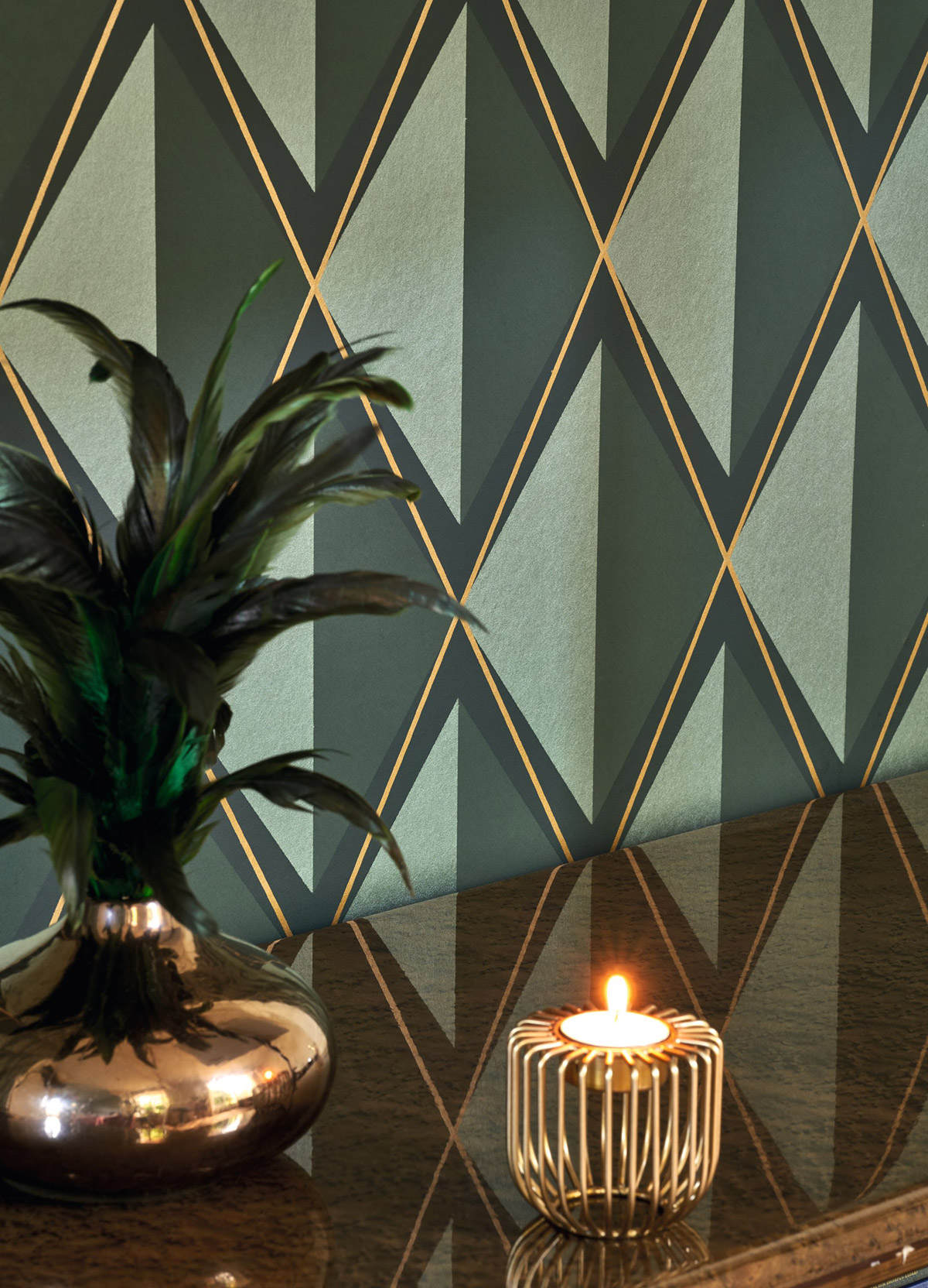 Papier peint Géométrie 3D Chaplin vert sapin irisé - Années Folles de Casadéco | Réf. ANFO201087777