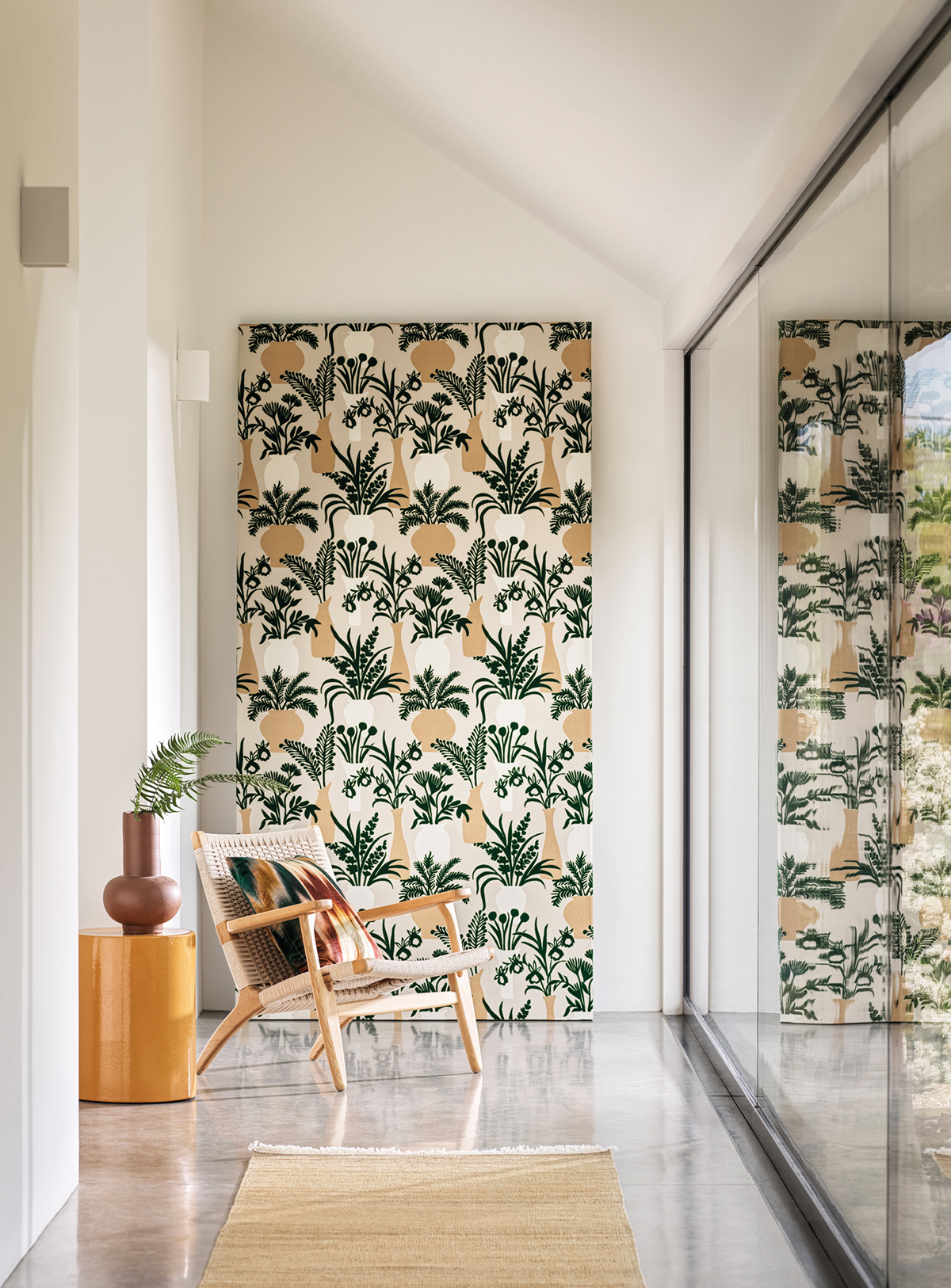 Papier peint Pot de Fleurs Amphora Velours Flock vert doré - Irisa d'Osborne & Little | Réf. OSB-W7854-01