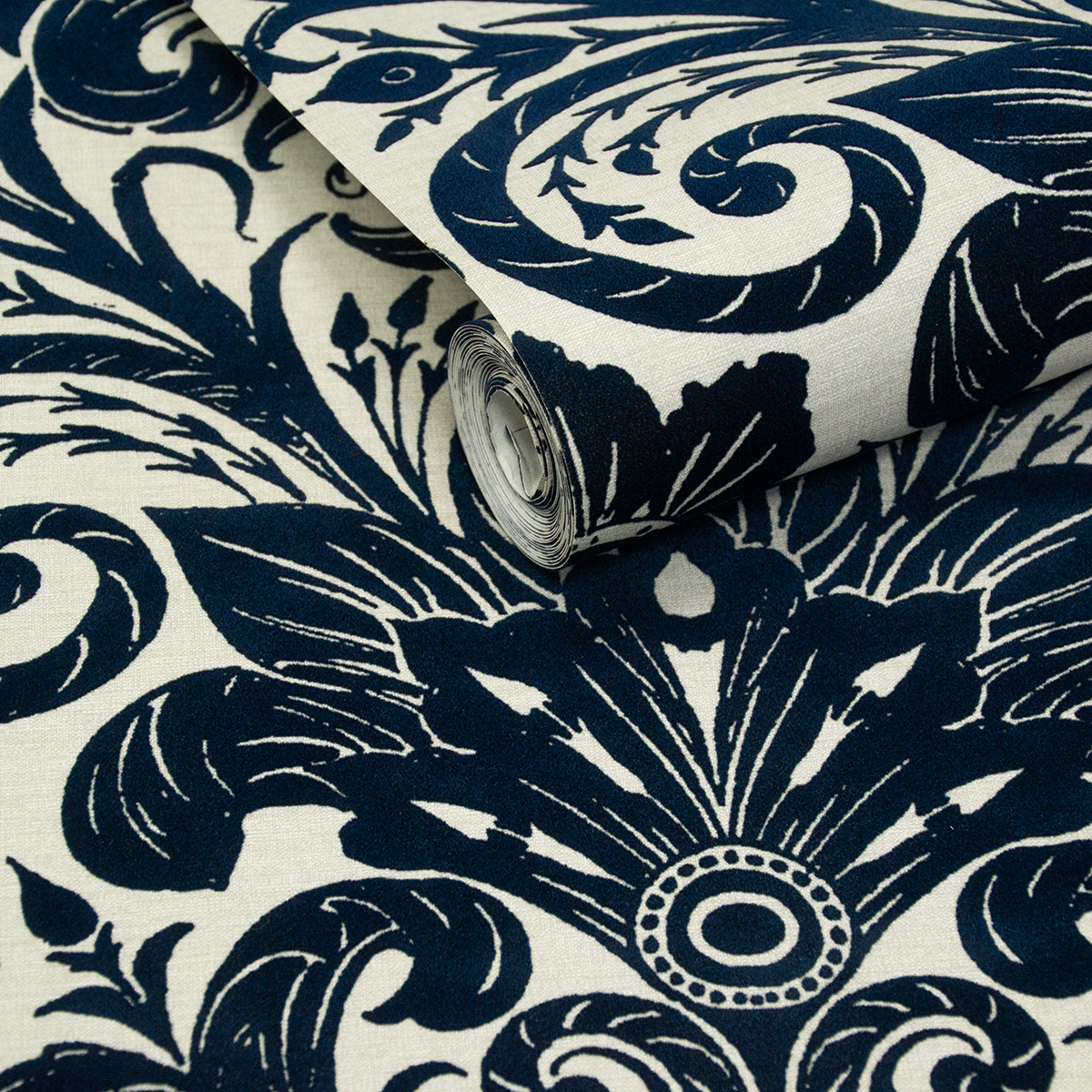 Papier peint Médaillon Floral Velours bleu nuit - The Wall Llewelyn-Bowen de Lutèce | AMB2 Réf. LTC-LB25167