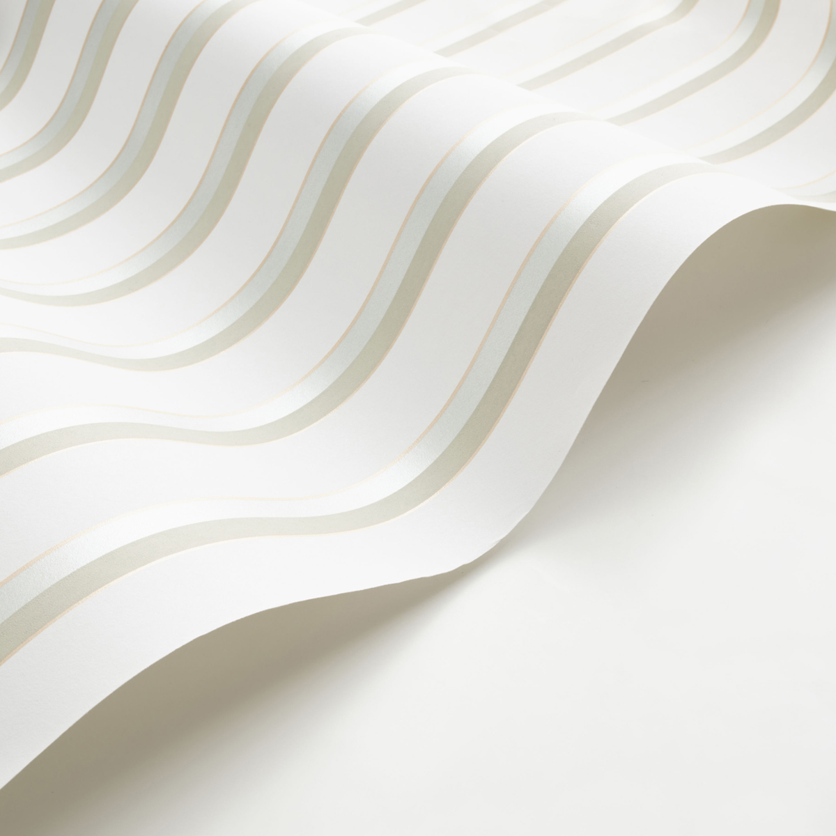 Papier peint Rayure Country Club vert amande irisé - Derby de Casadéco AMBV | Réf. DERB89327200