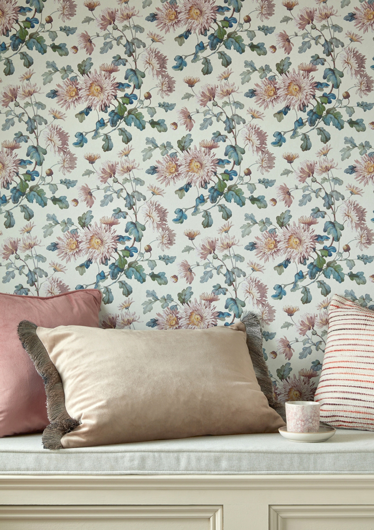 Papier peint Fleurs Vintage Charlotte blush - V&A Decorative Papers III d'Initiales | Réf. INI-2513-190-03