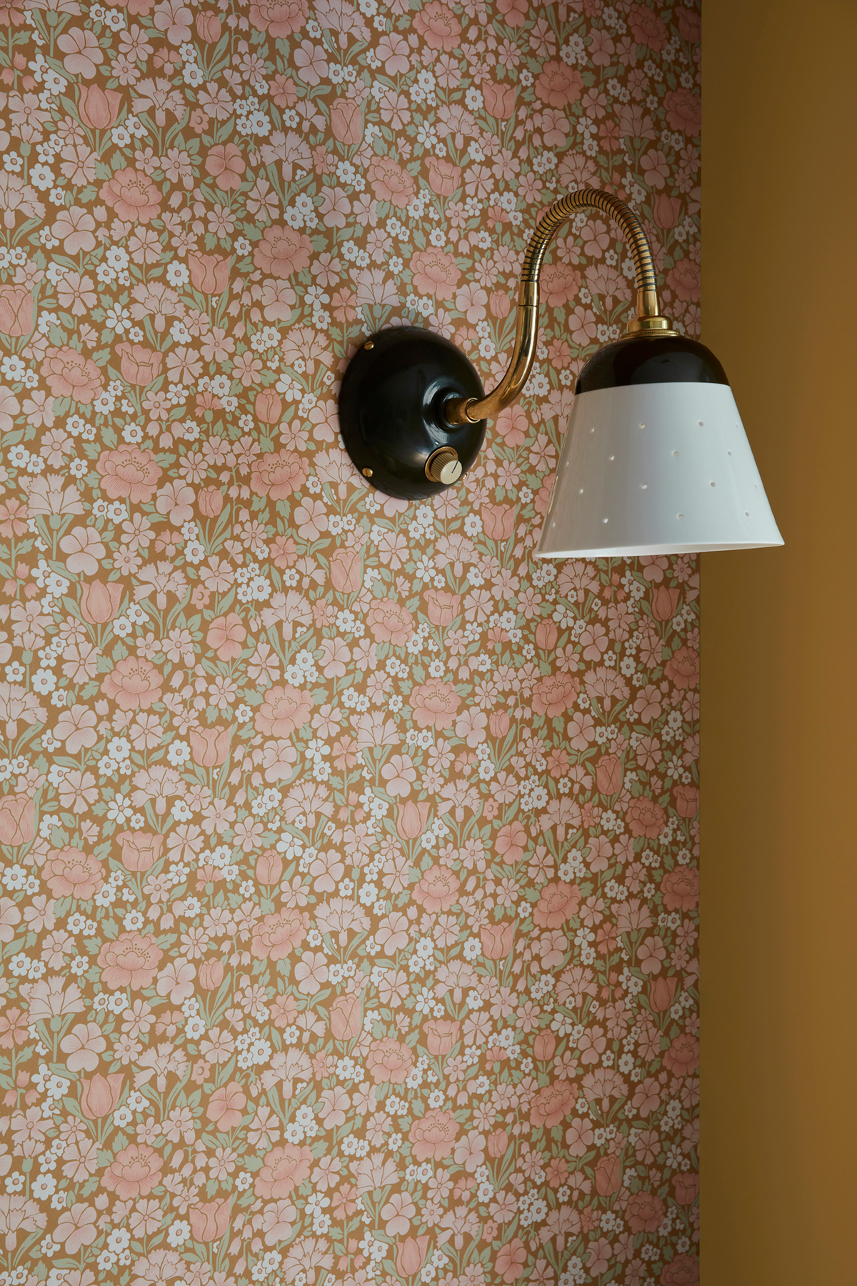Papier peint Pivoine Spring Flowers Bombolone - National Trust Papers 4 de Little Greene AMB2 | Réf. 0267SPBOMBO